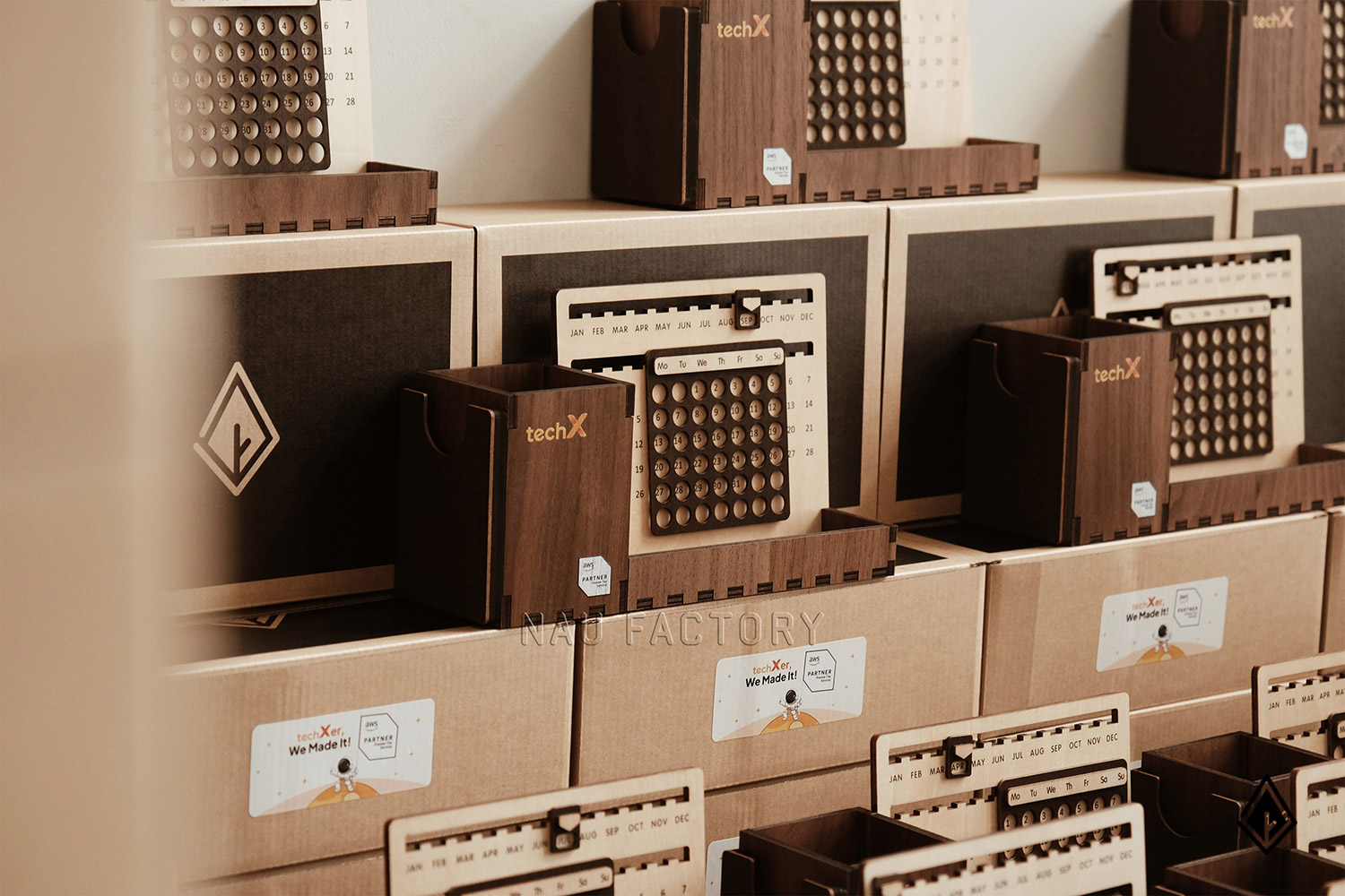 set lịch vạn niên và móc khóa gỗ