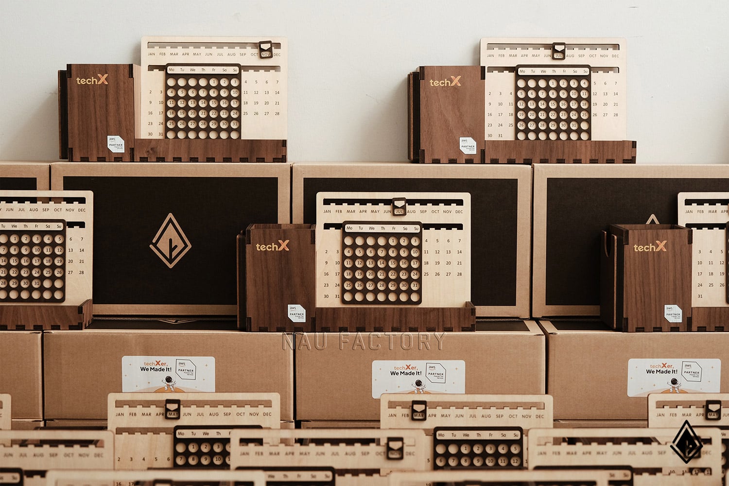 set lịch vạn niên và móc khóa gỗ