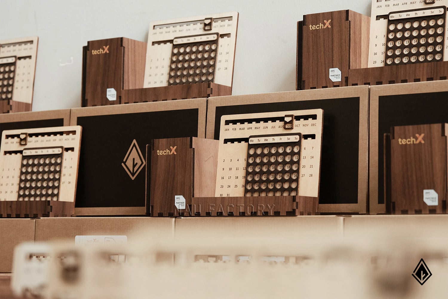 set lịch vạn niên và móc khóa gỗ