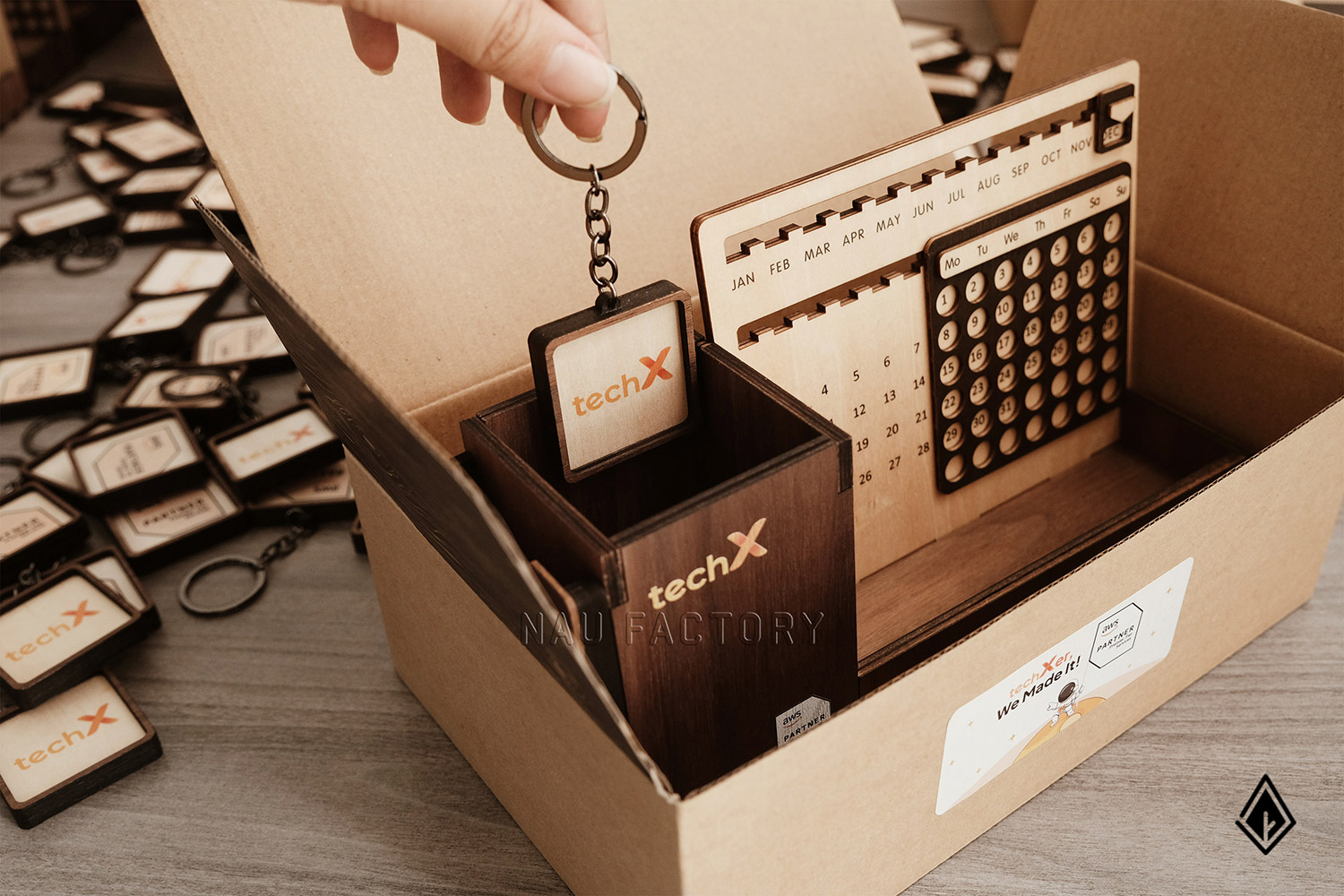 set lịch vạn niên và móc khóa gỗ