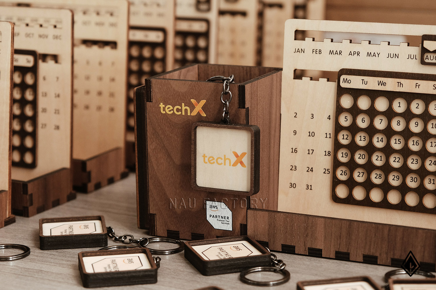 set lịch vạn niên và móc khóa gỗ