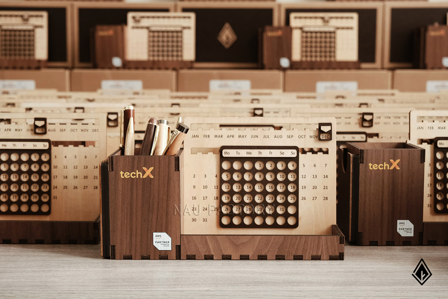 set lịch vạn niên và móc khóa gỗ