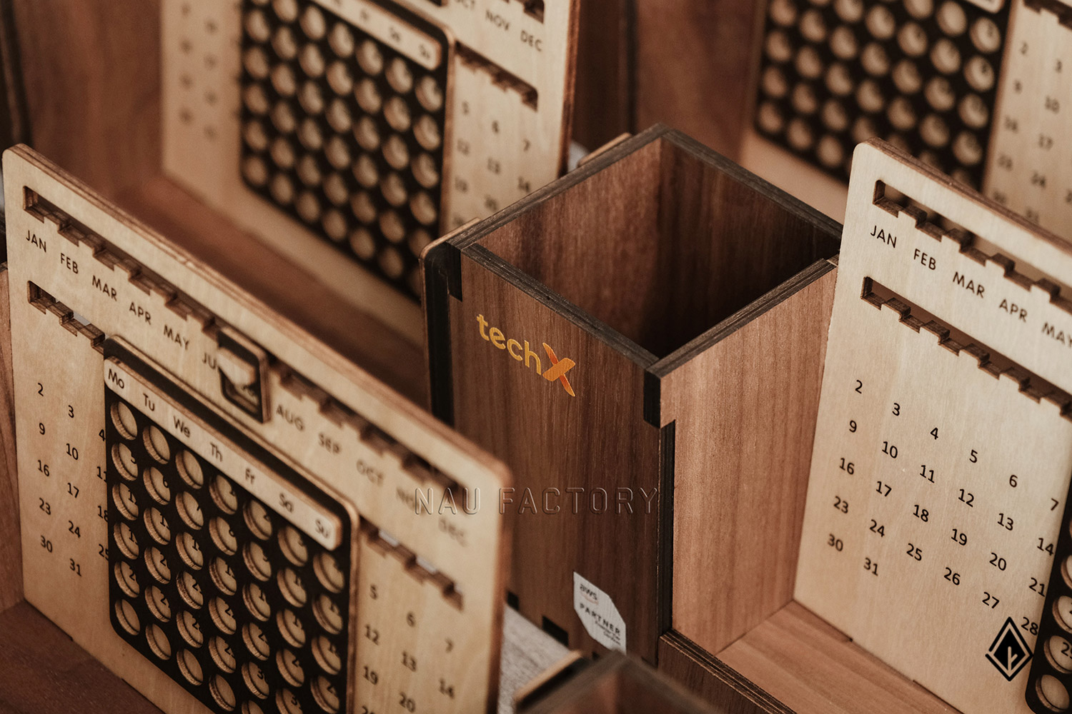 set lịch vạn niên và móc khóa gỗ