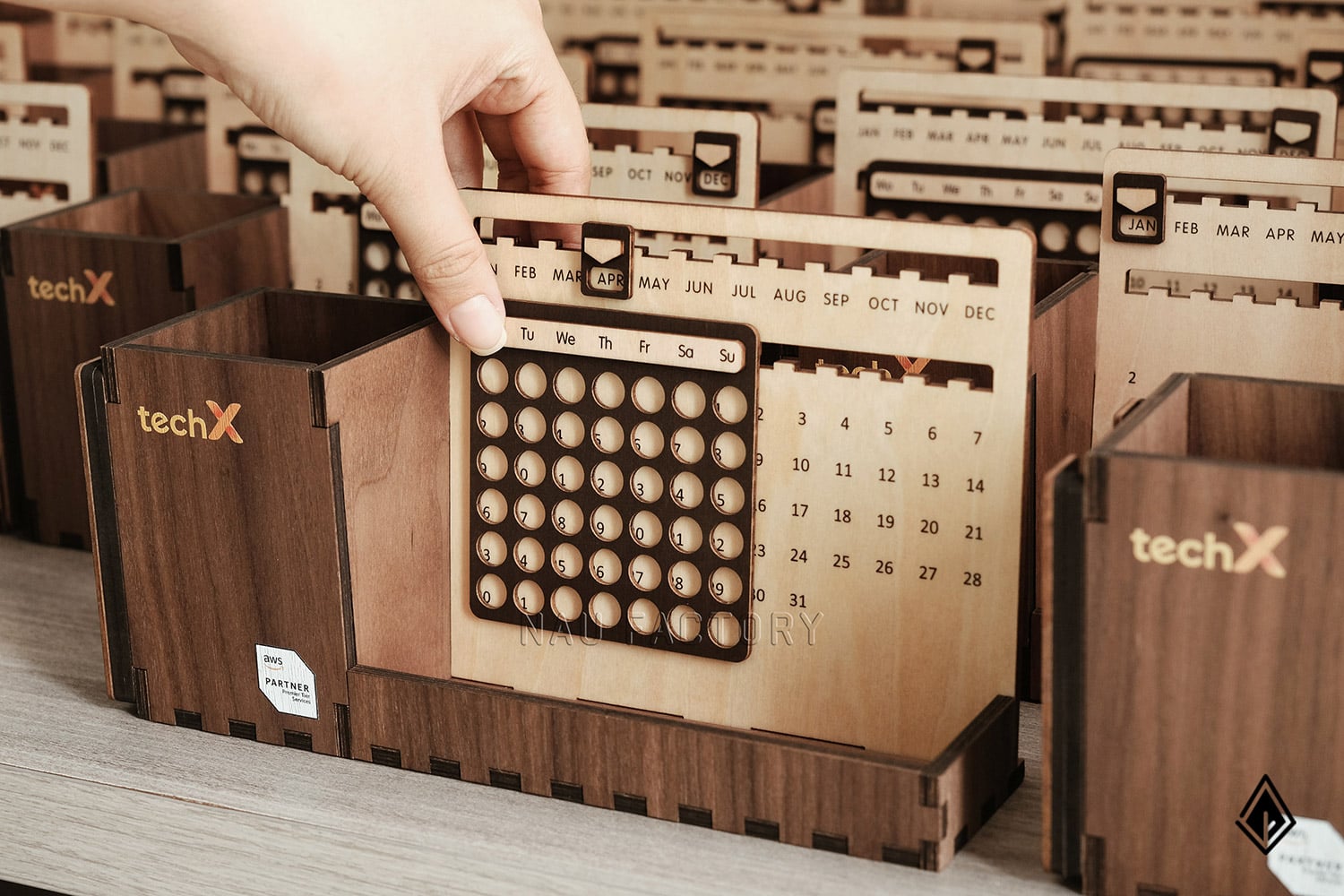 set lịch vạn niên và móc khóa gỗ