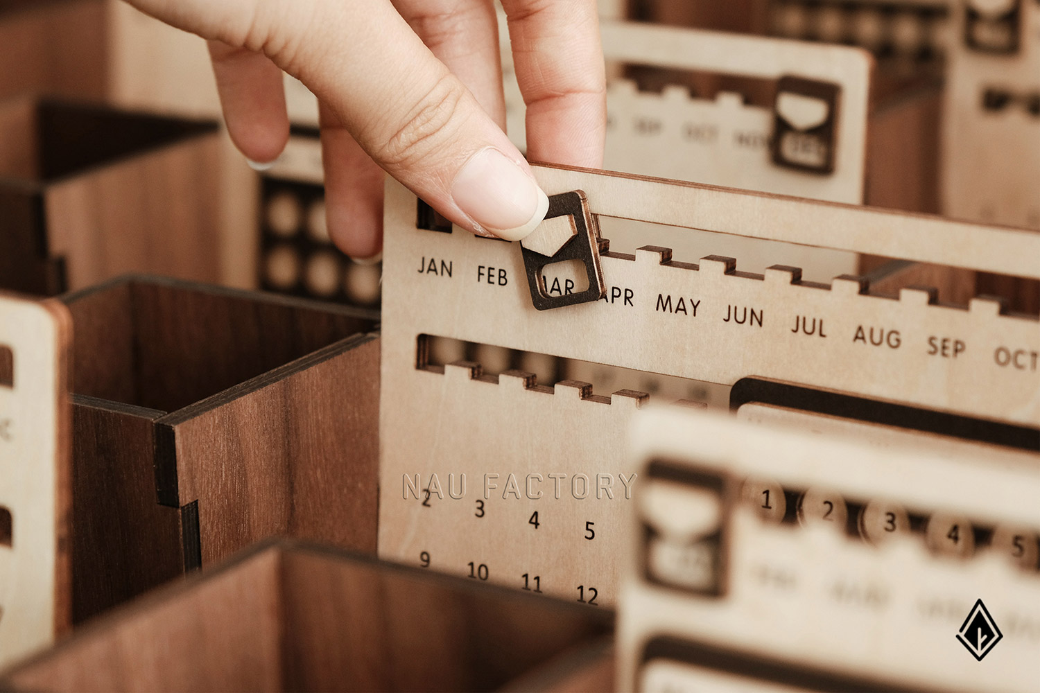 set lịch vạn niên và móc khóa gỗ