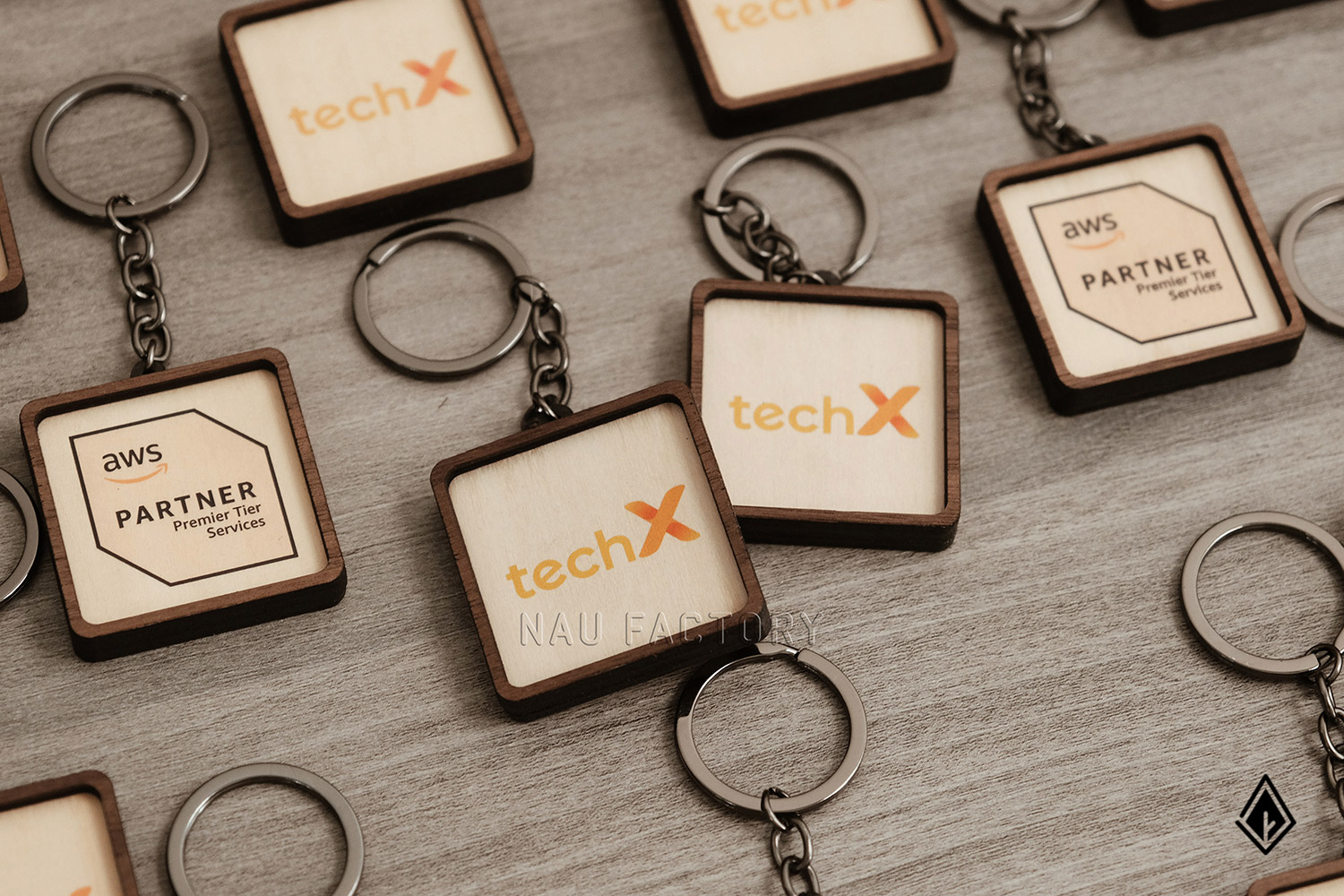 set lịch vạn niên và móc khóa gỗ