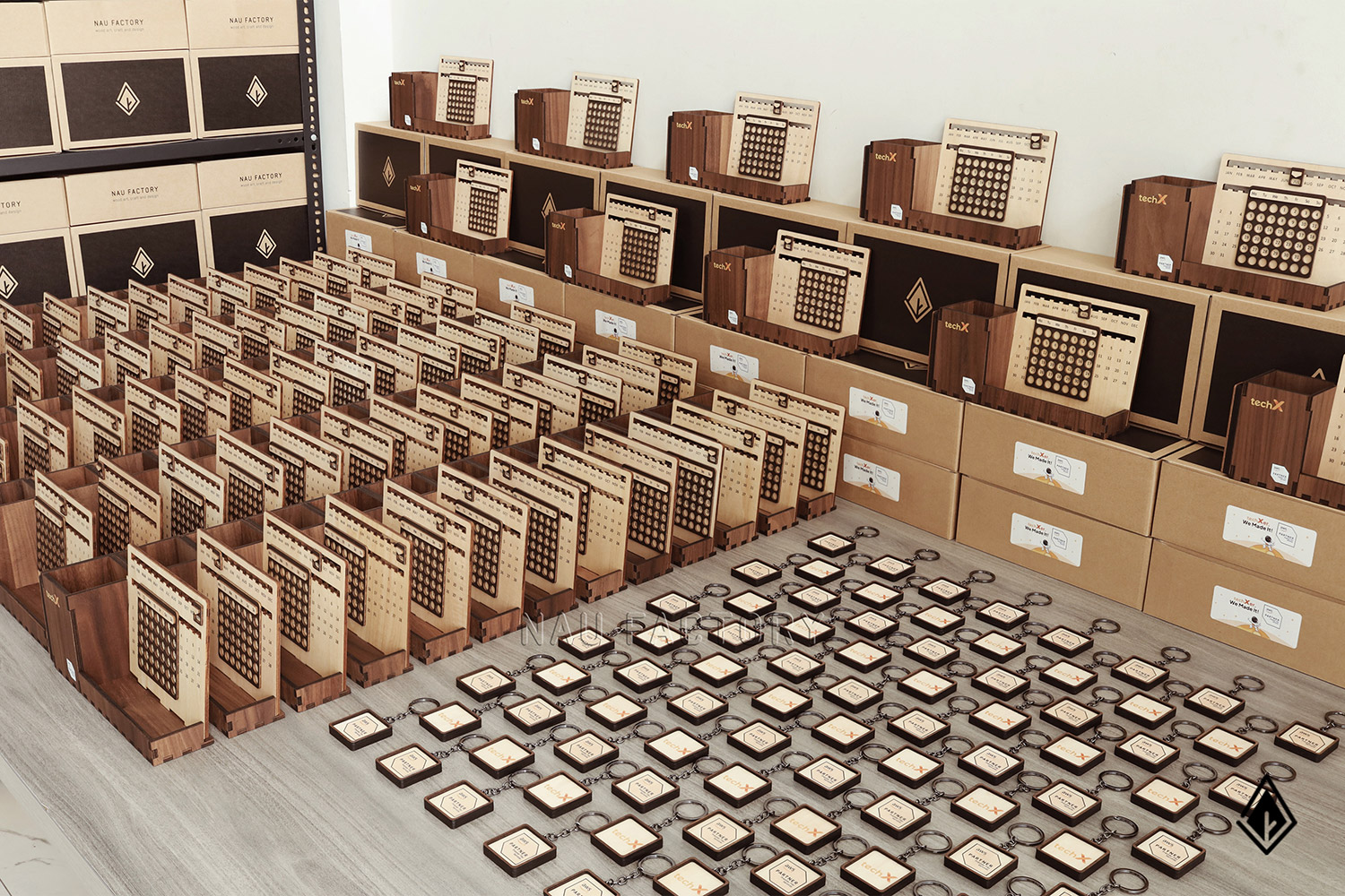 set lịch vạn niên và móc khóa gỗ