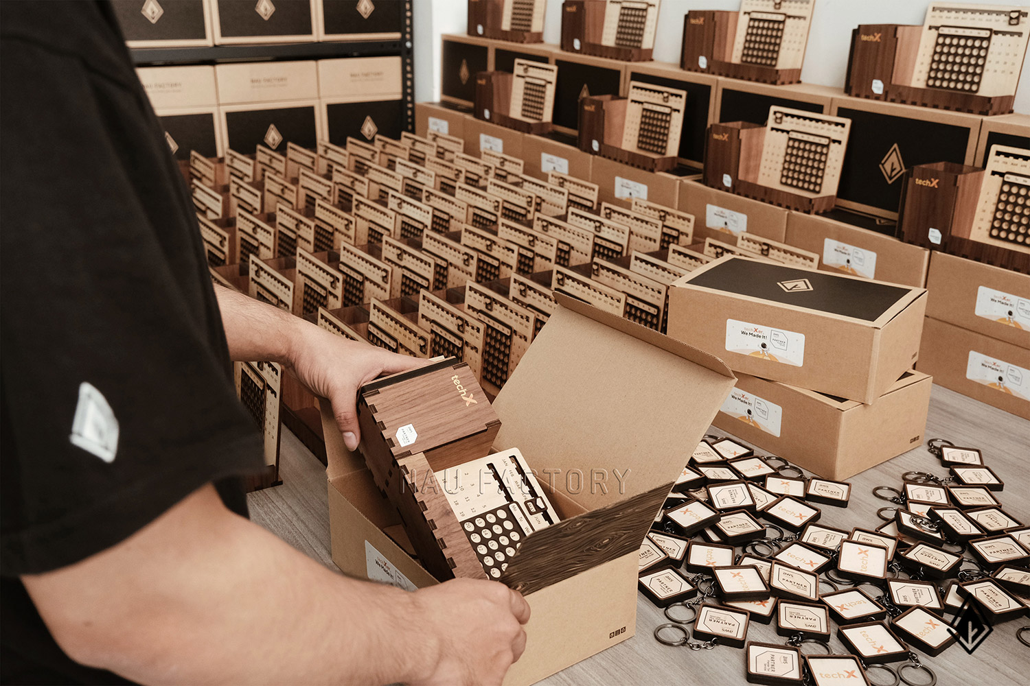 set lịch vạn niên và móc khóa gỗ