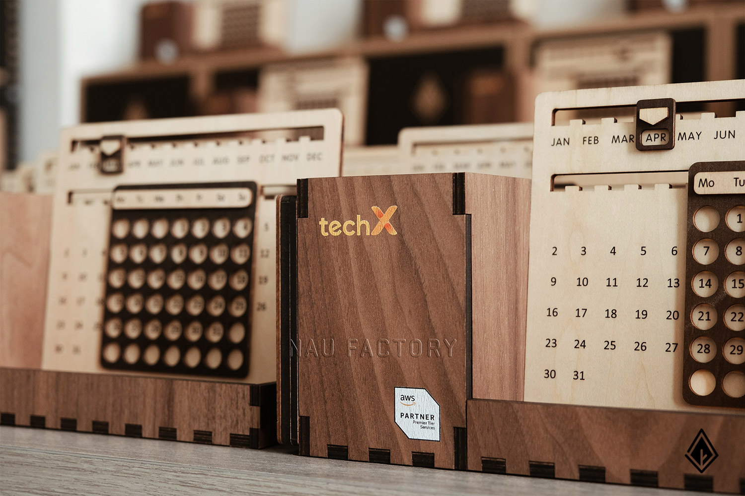 set lịch vạn niên và móc khóa gỗ