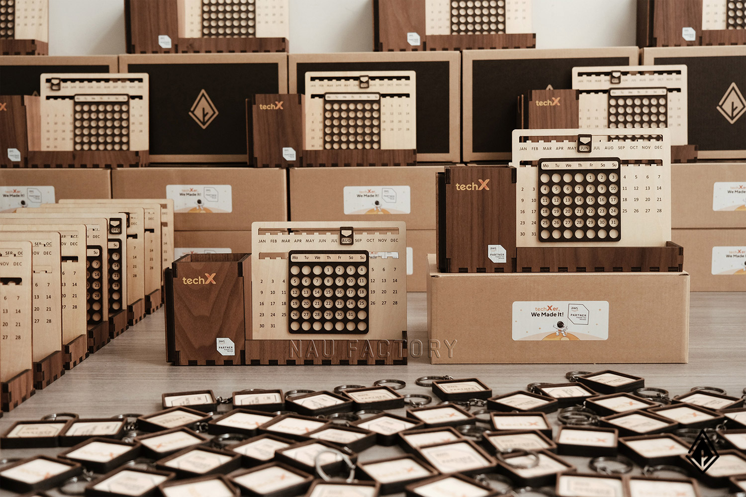 set lịch vạn niên và móc khóa gỗ