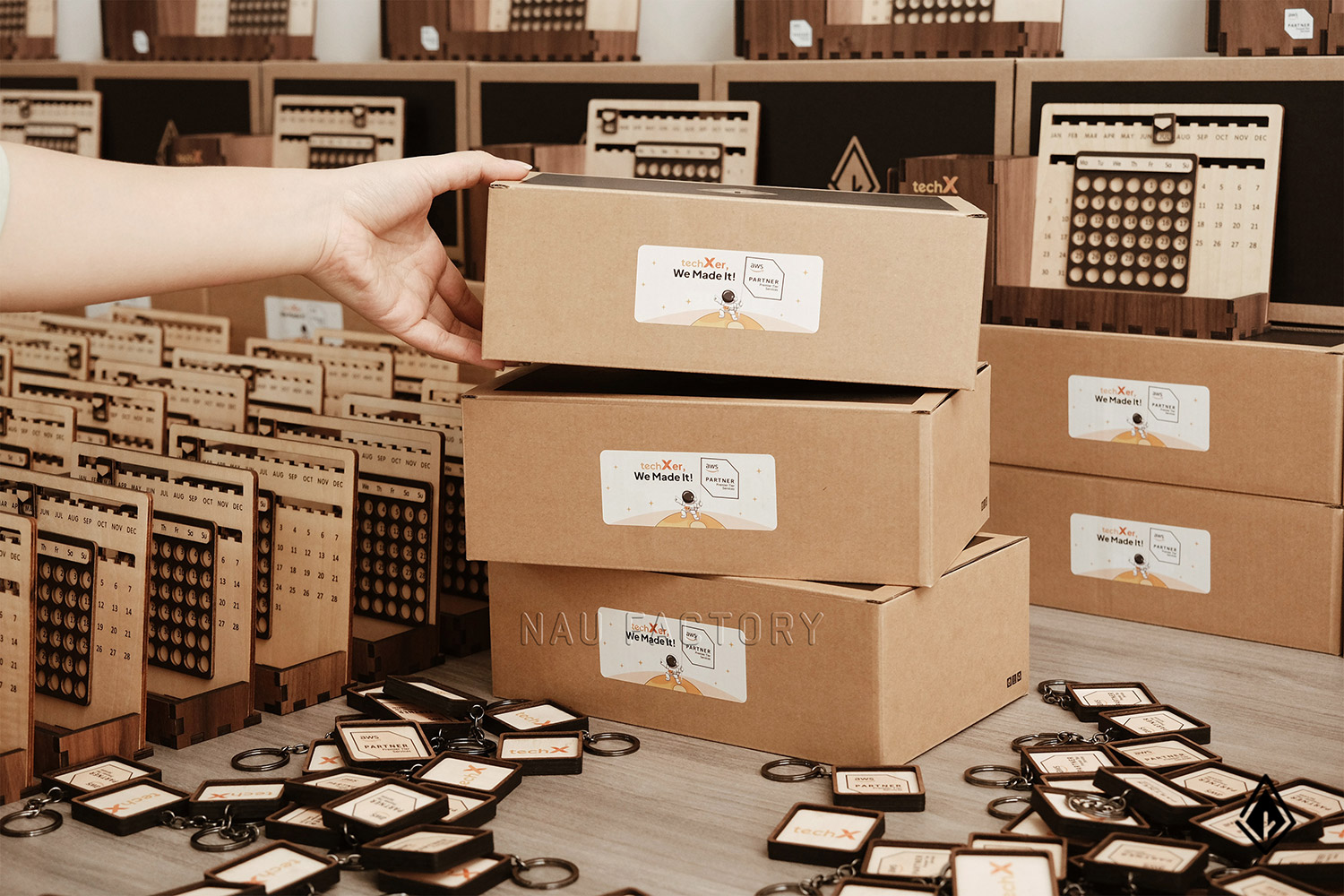 set lịch vạn niên và móc khóa gỗ