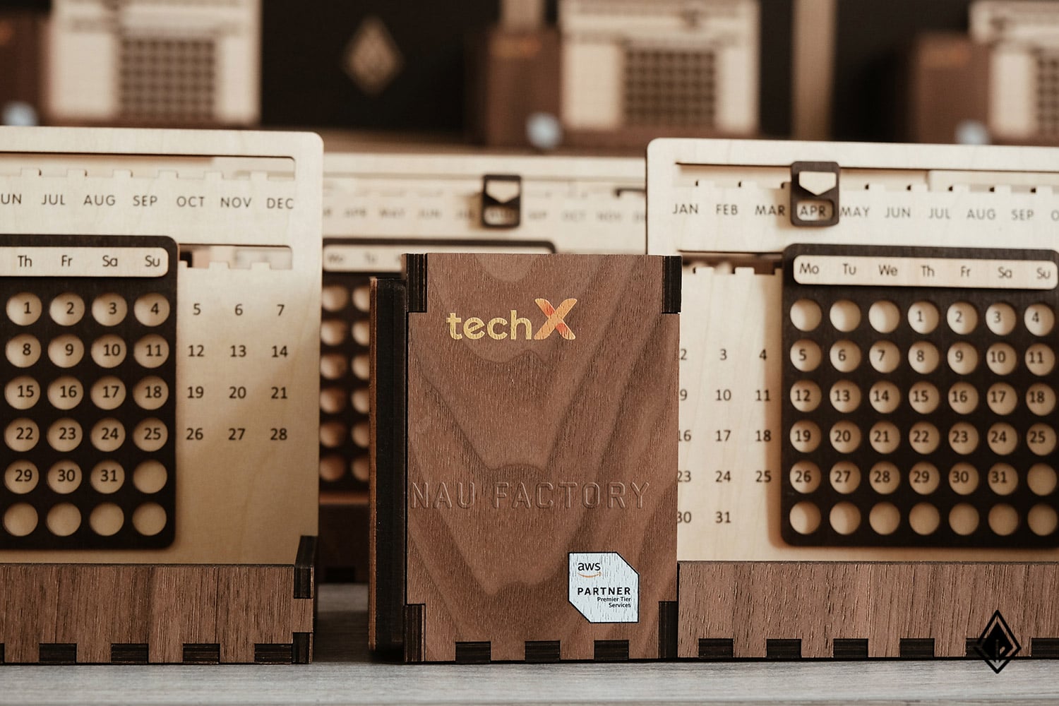 set lịch vạn niên và móc khóa gỗ