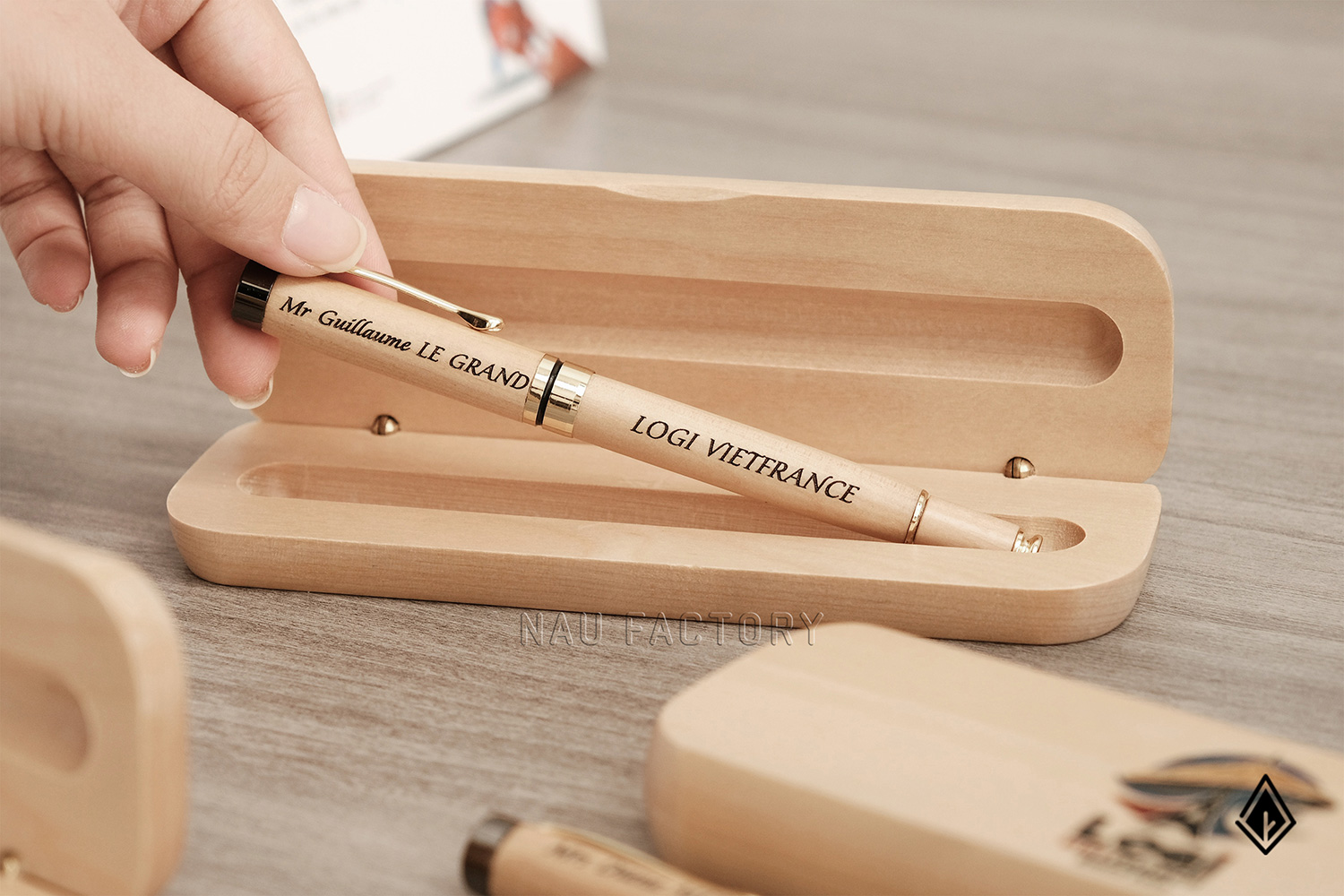 Set bút và hộp bút gỗ