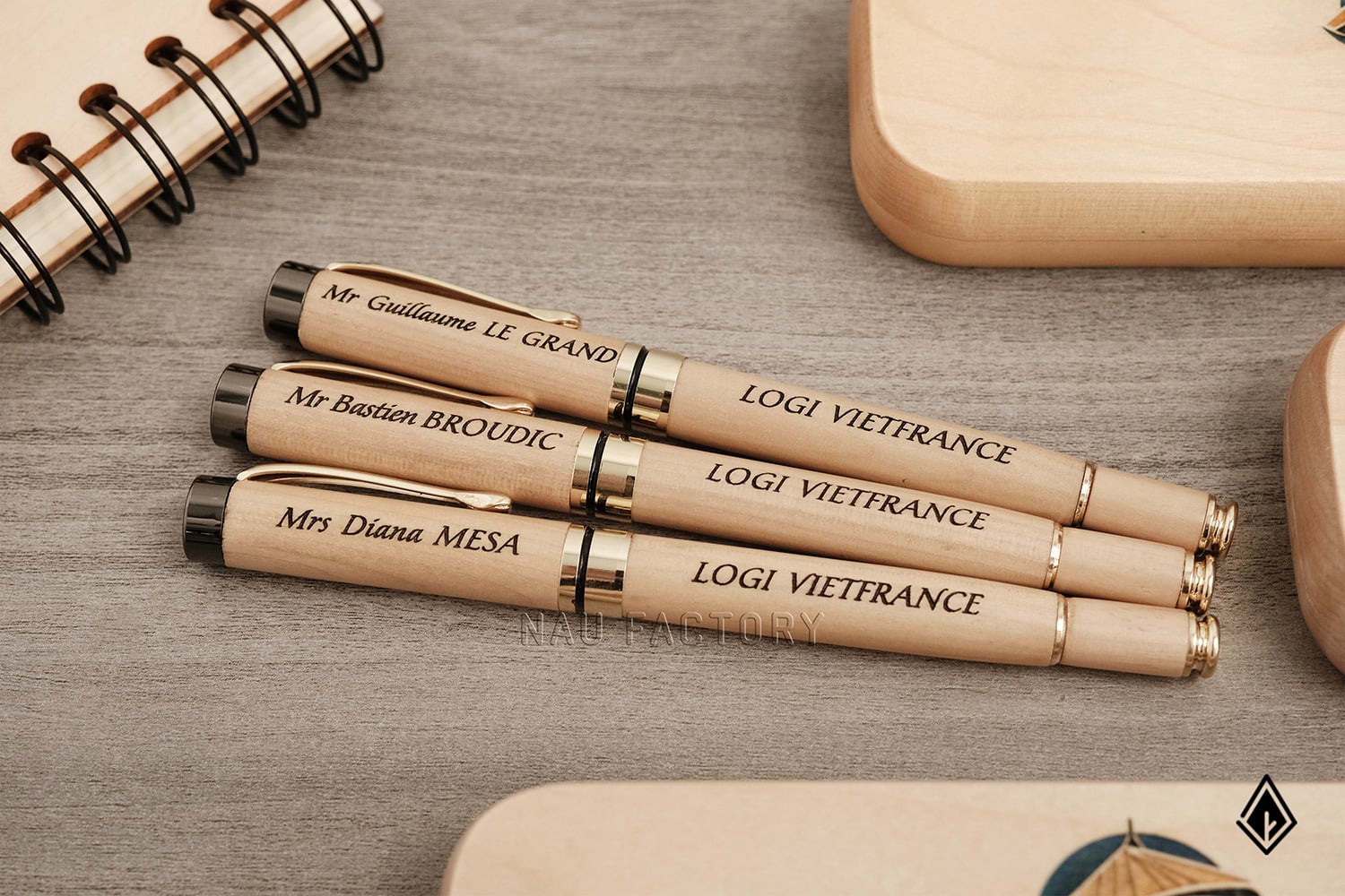 Set bút và hộp bút gỗ