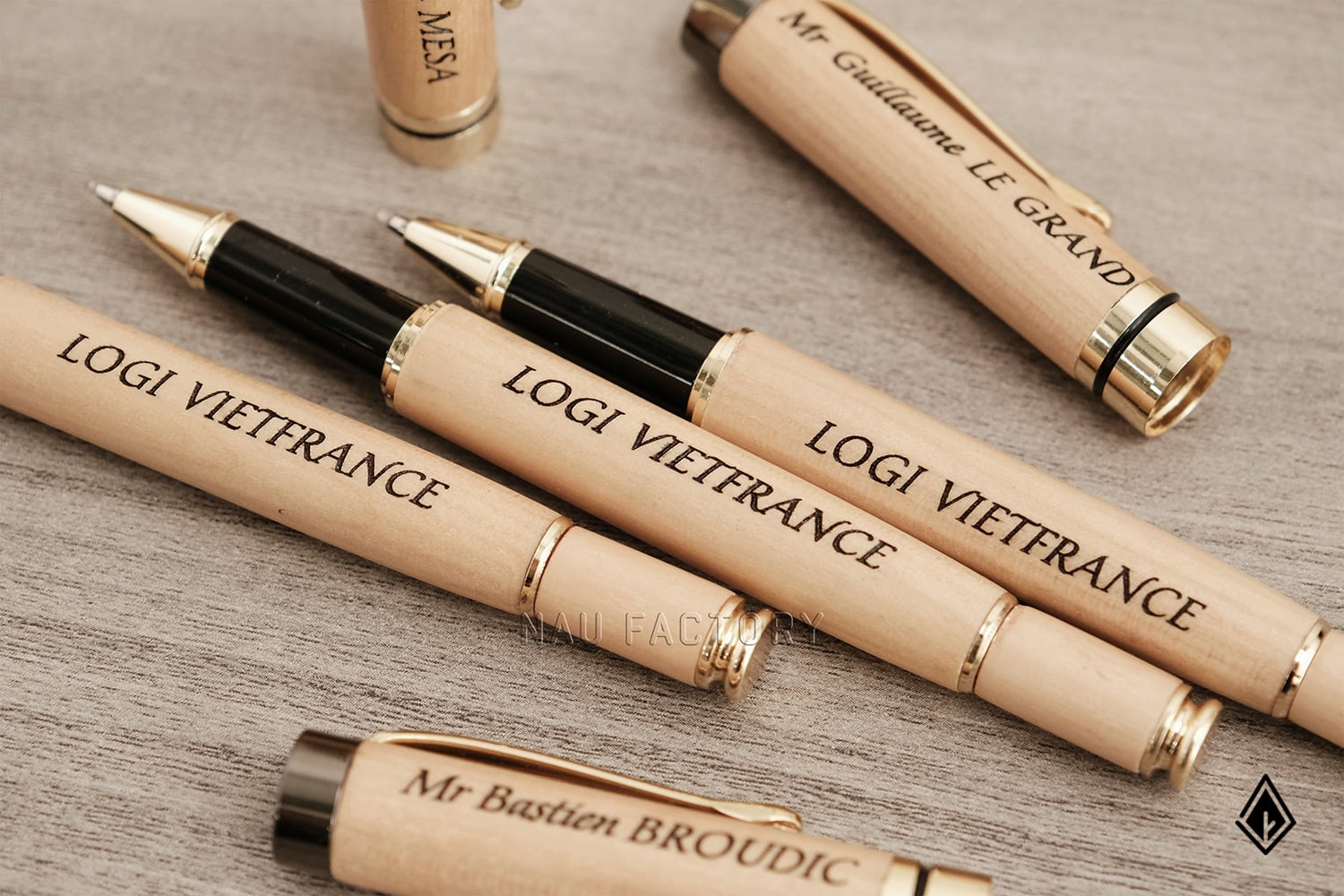 Set bút và hộp bút gỗ