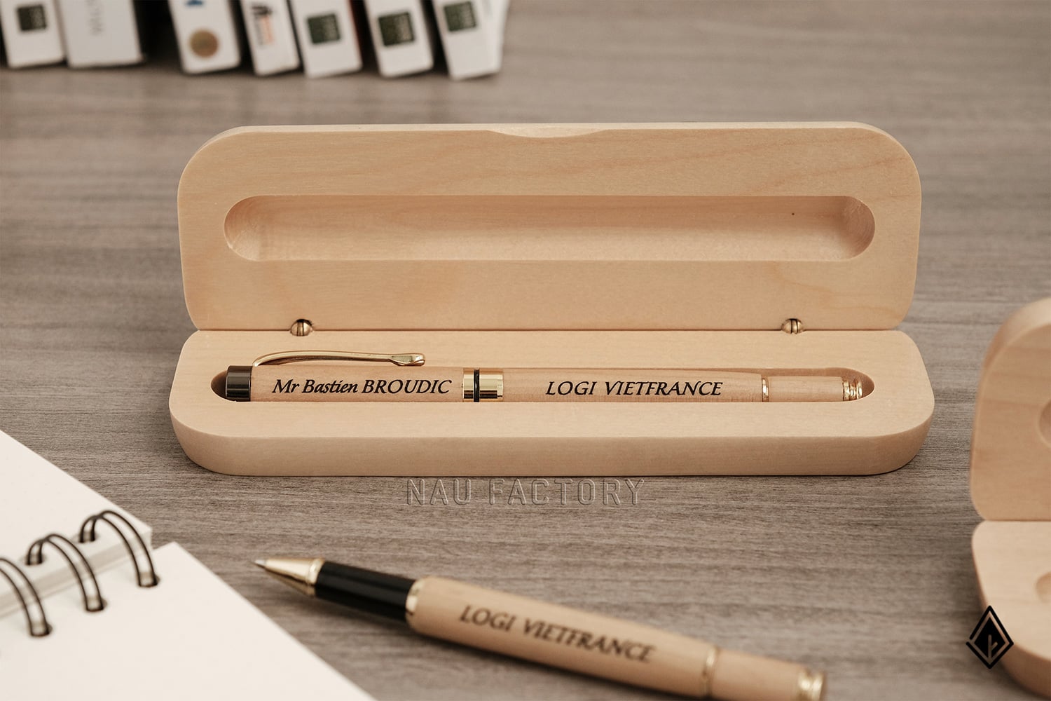 Set bút và hộp bút gỗ