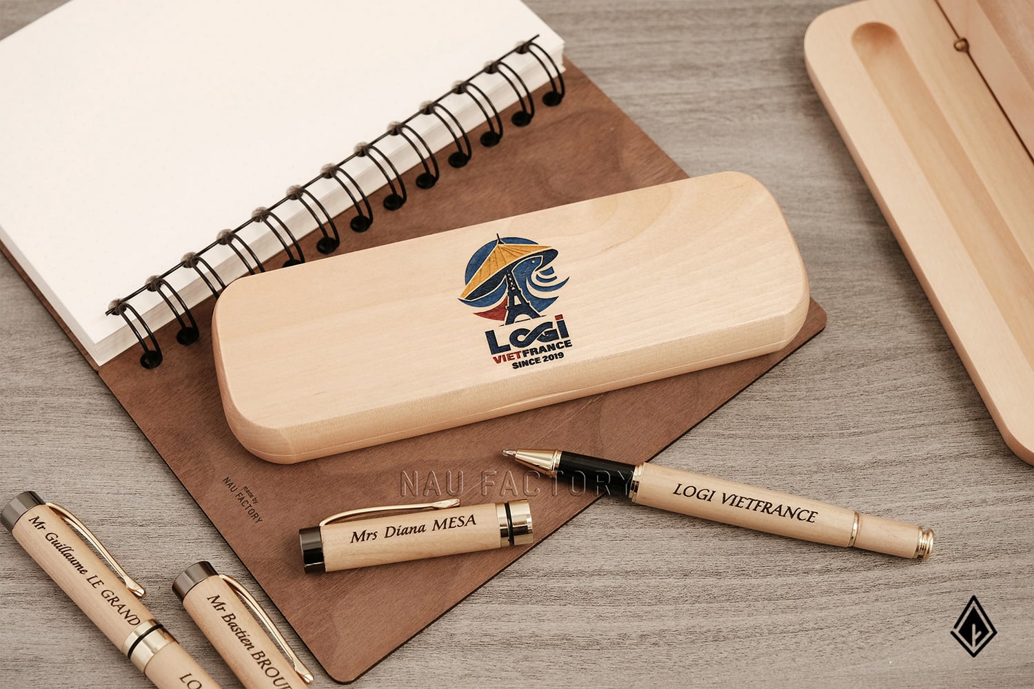 Set bút và hộp bút gỗ