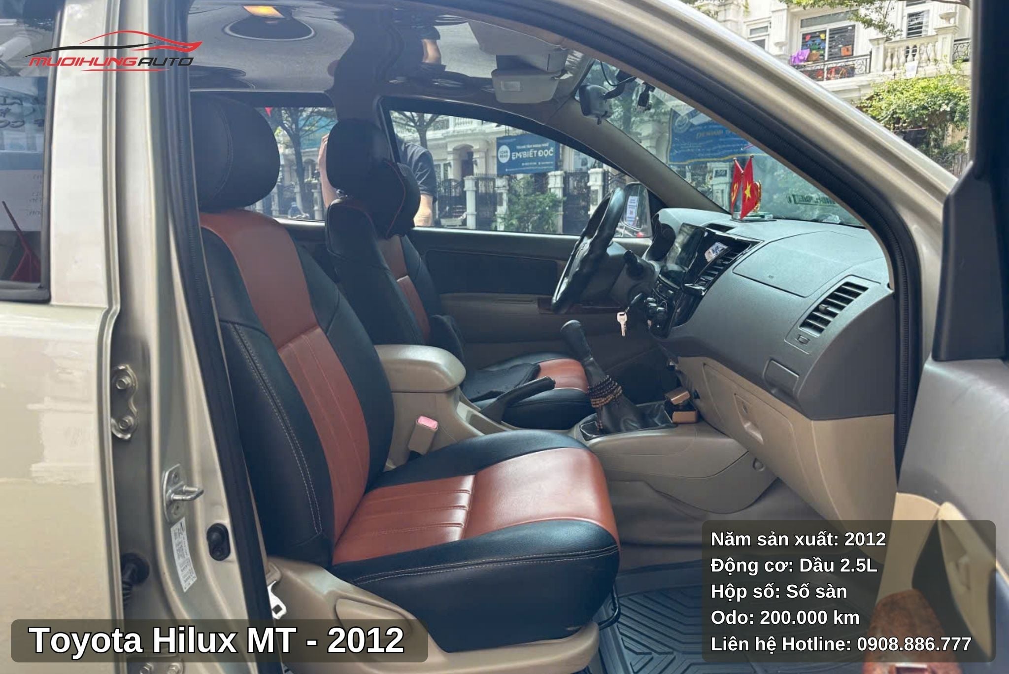 Toyota Hilux MT 2012 sở hữu nội thất sạch đẹp