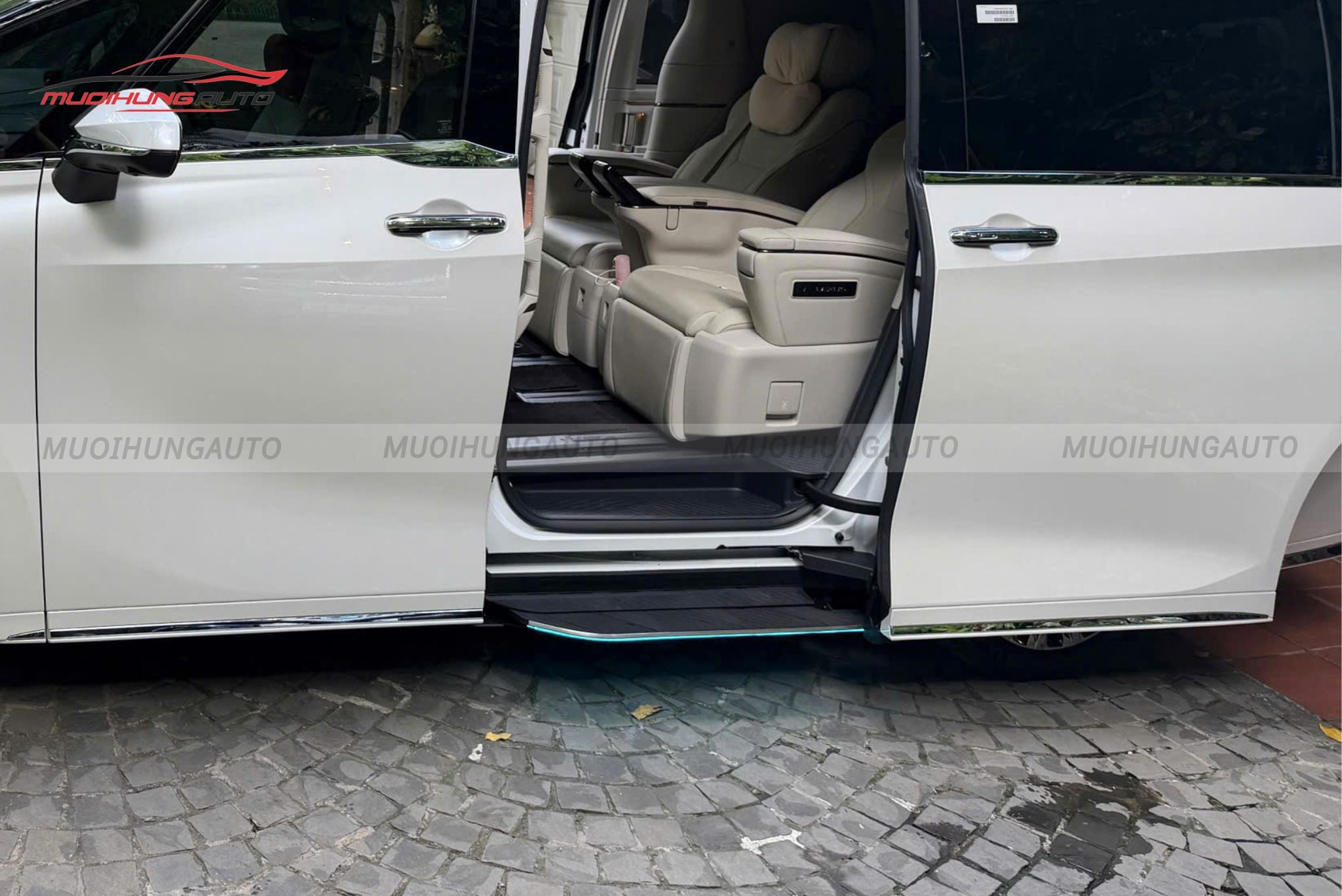 Bậc bước chân điện Lexus LM500h 2026