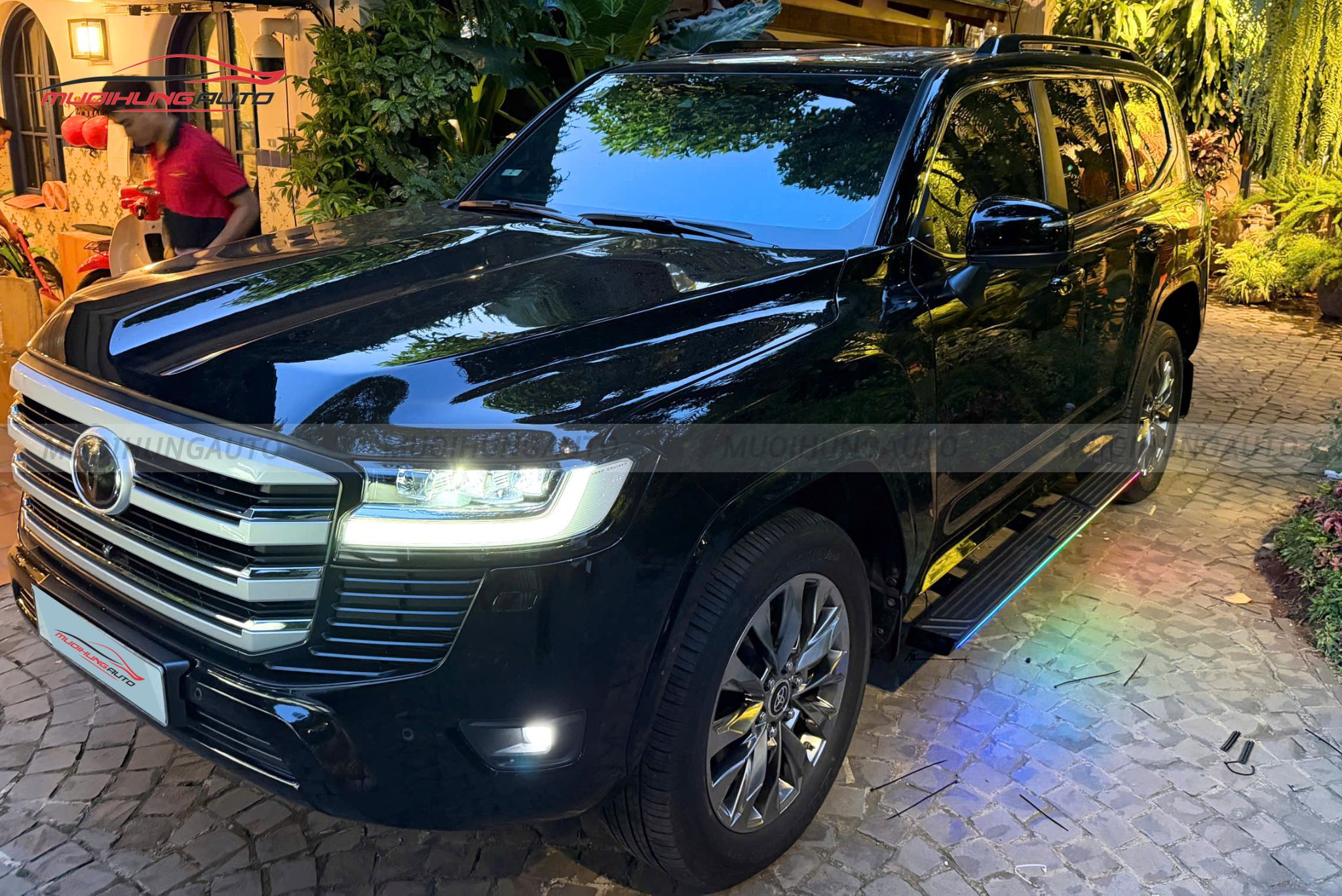 Bậc bước chân điện Toyota Land Cruiser LC300