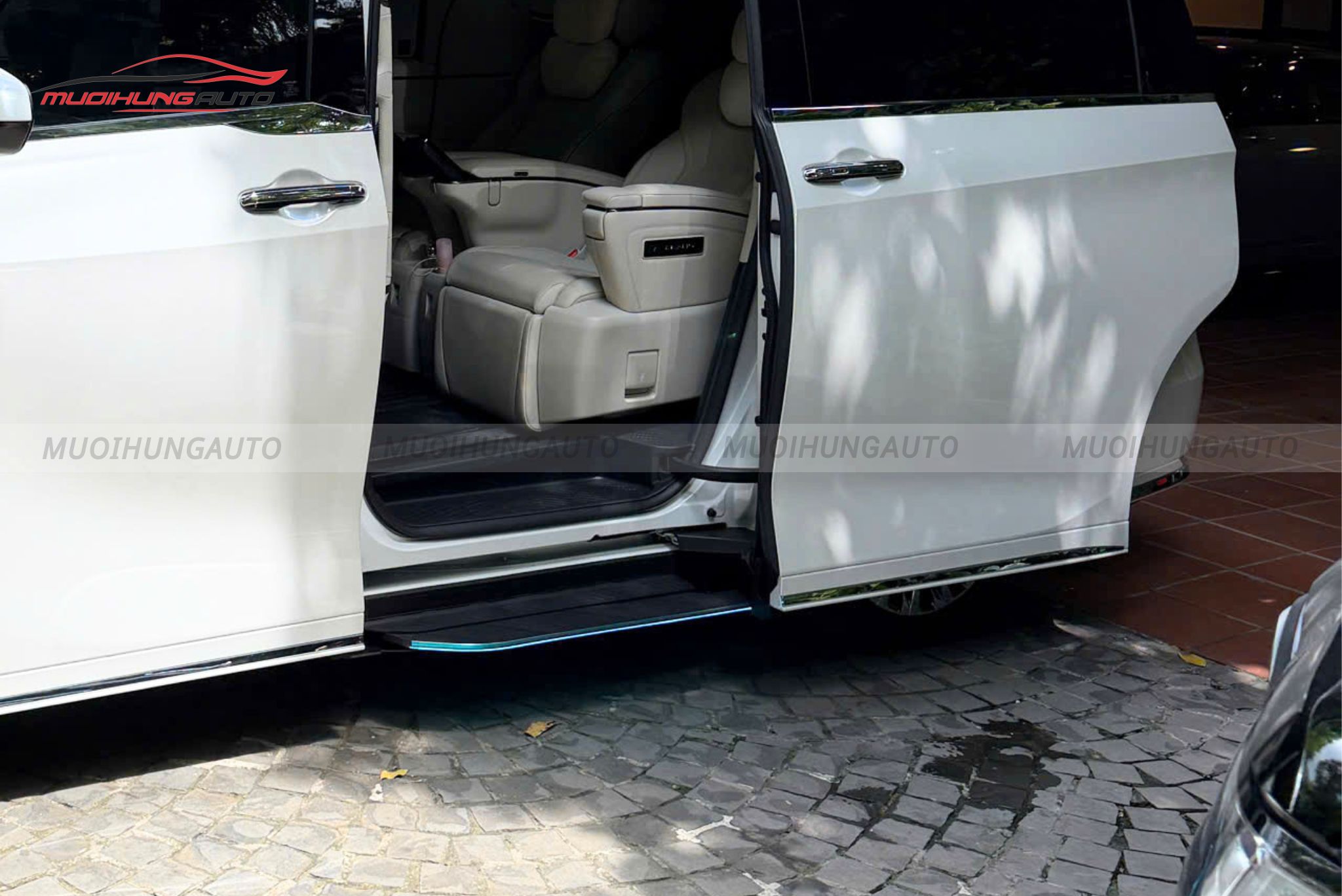 Bậc dẫm điện tự động Lexus LM500h 2026