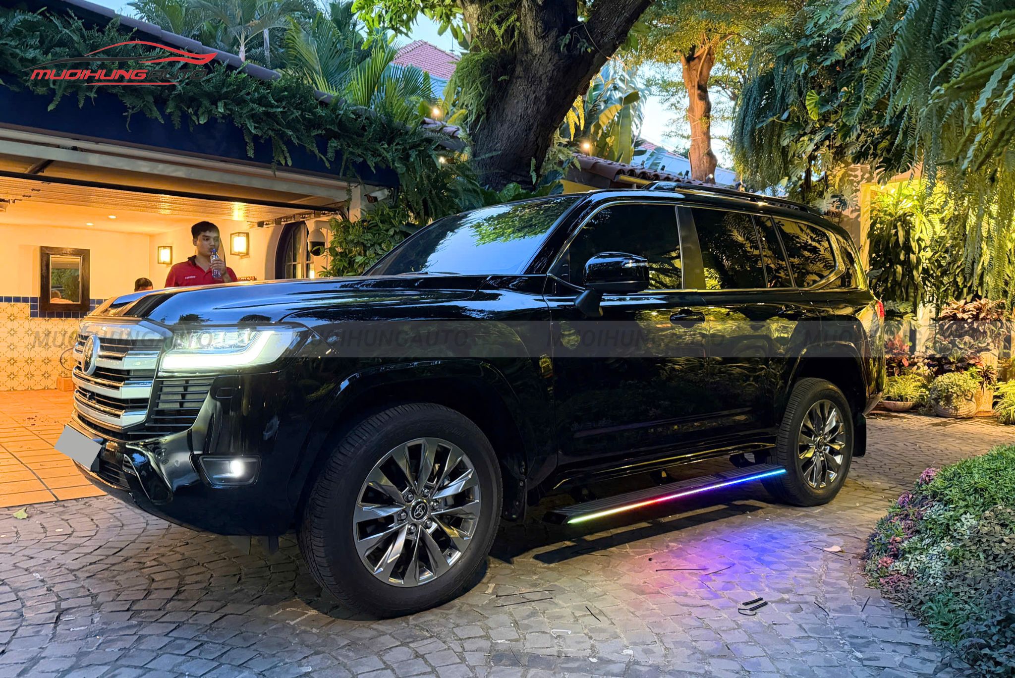 Bệ bước chân tự động có đèn Toyota Land Cruiser LC300