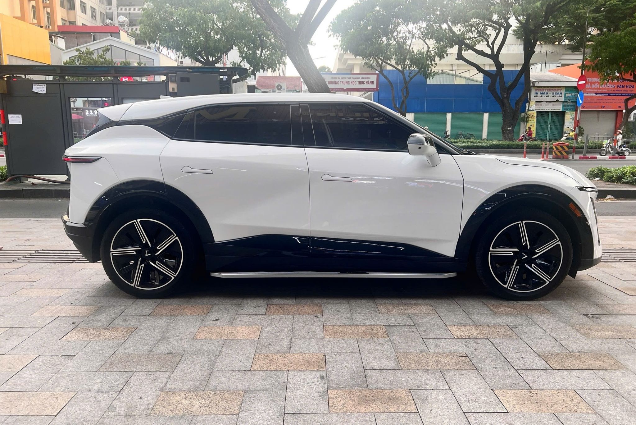Bệ bước chân Vinfast VF7