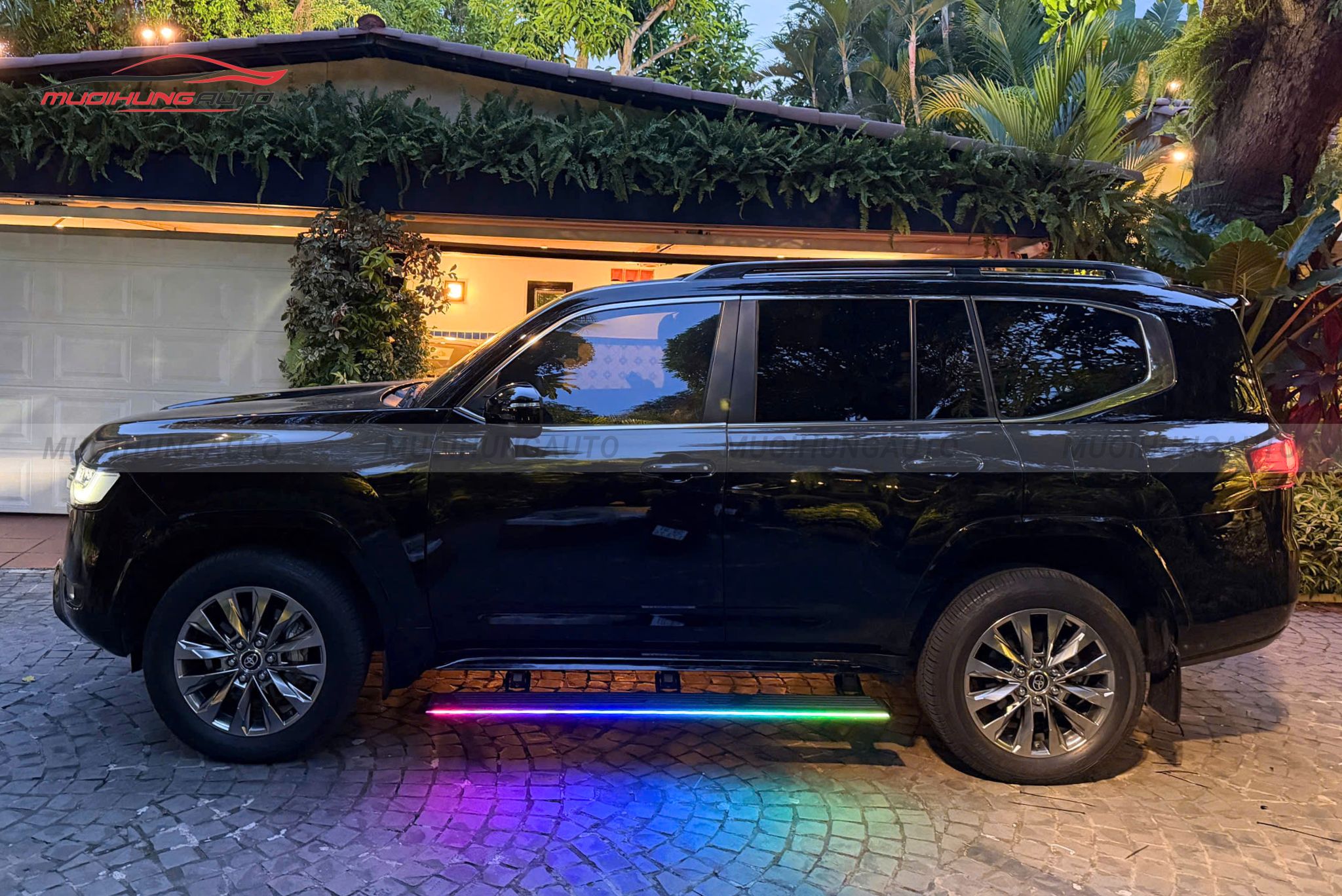 Bệ bước điện có đèn Toyota Land Cruiser LC300