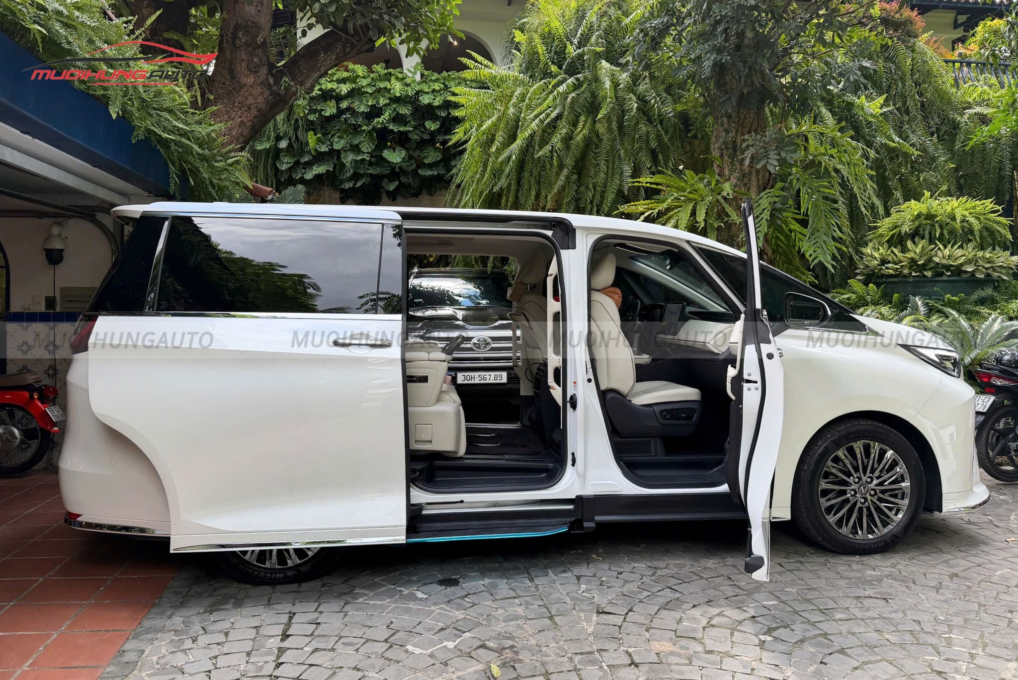 Bệ bước điện Lexus LM500h 2026