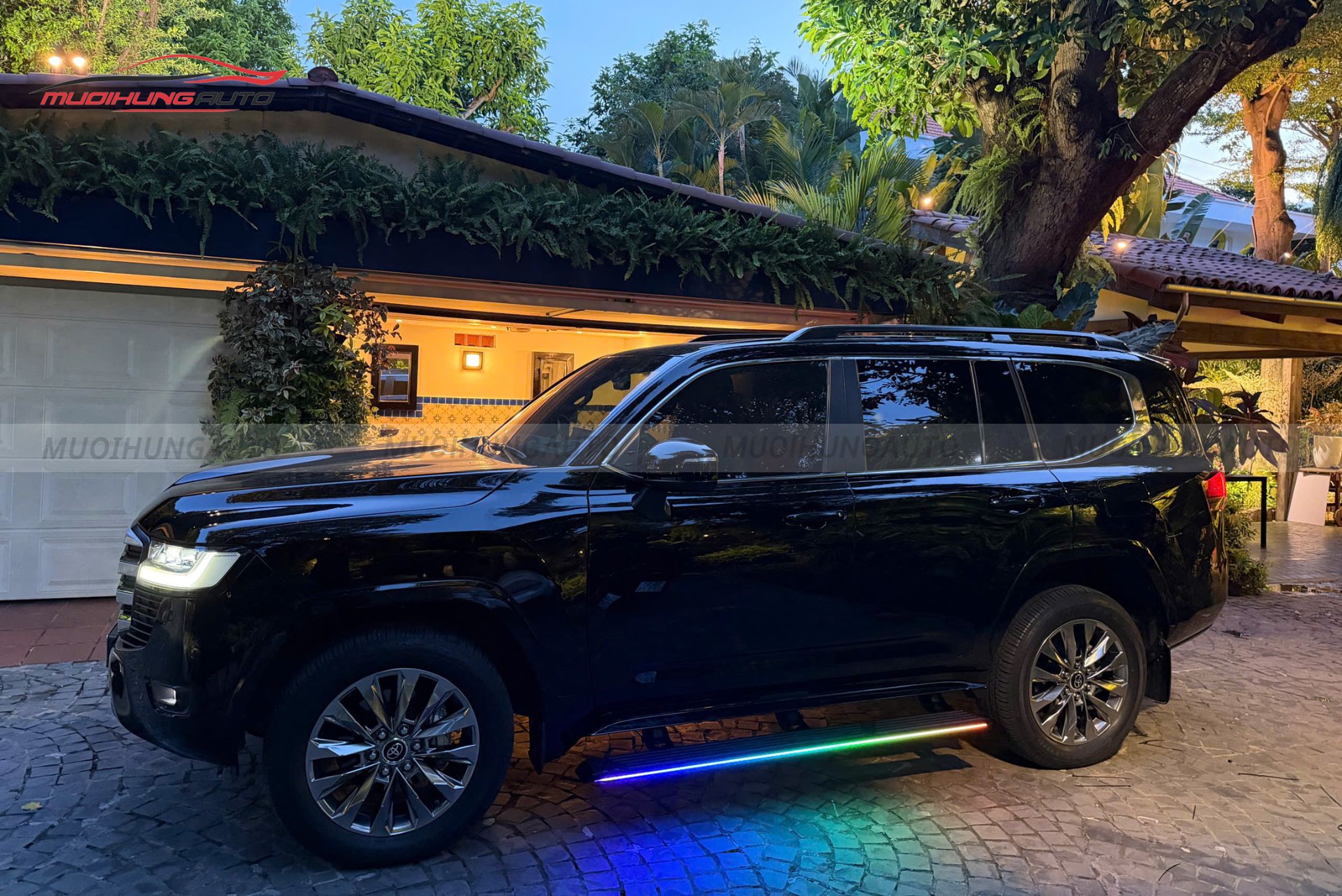 Bệ bước điện tự động có LED Toyota Land Cruiser LC300