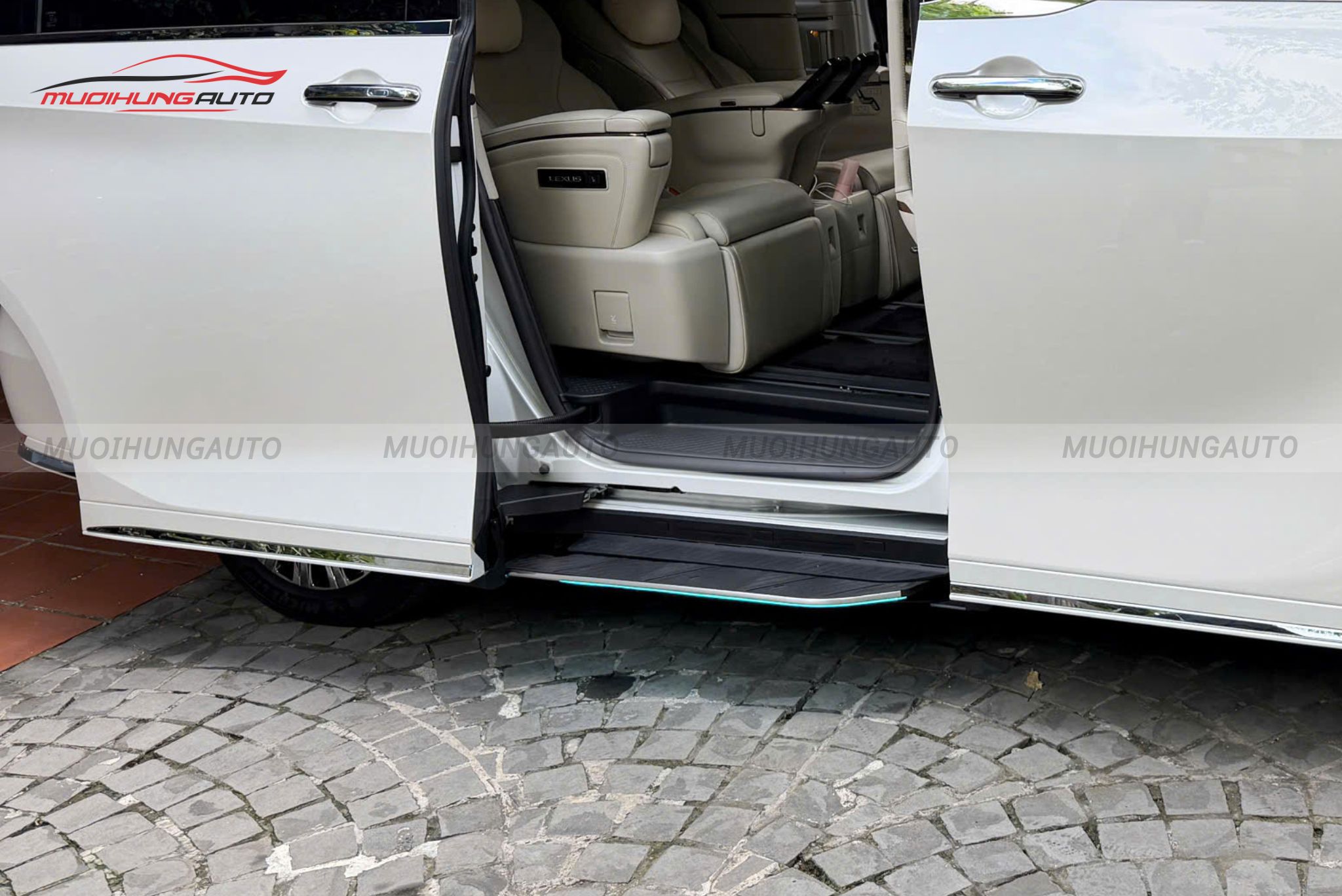 Bệ bước tự động Lexus LM500h 2026