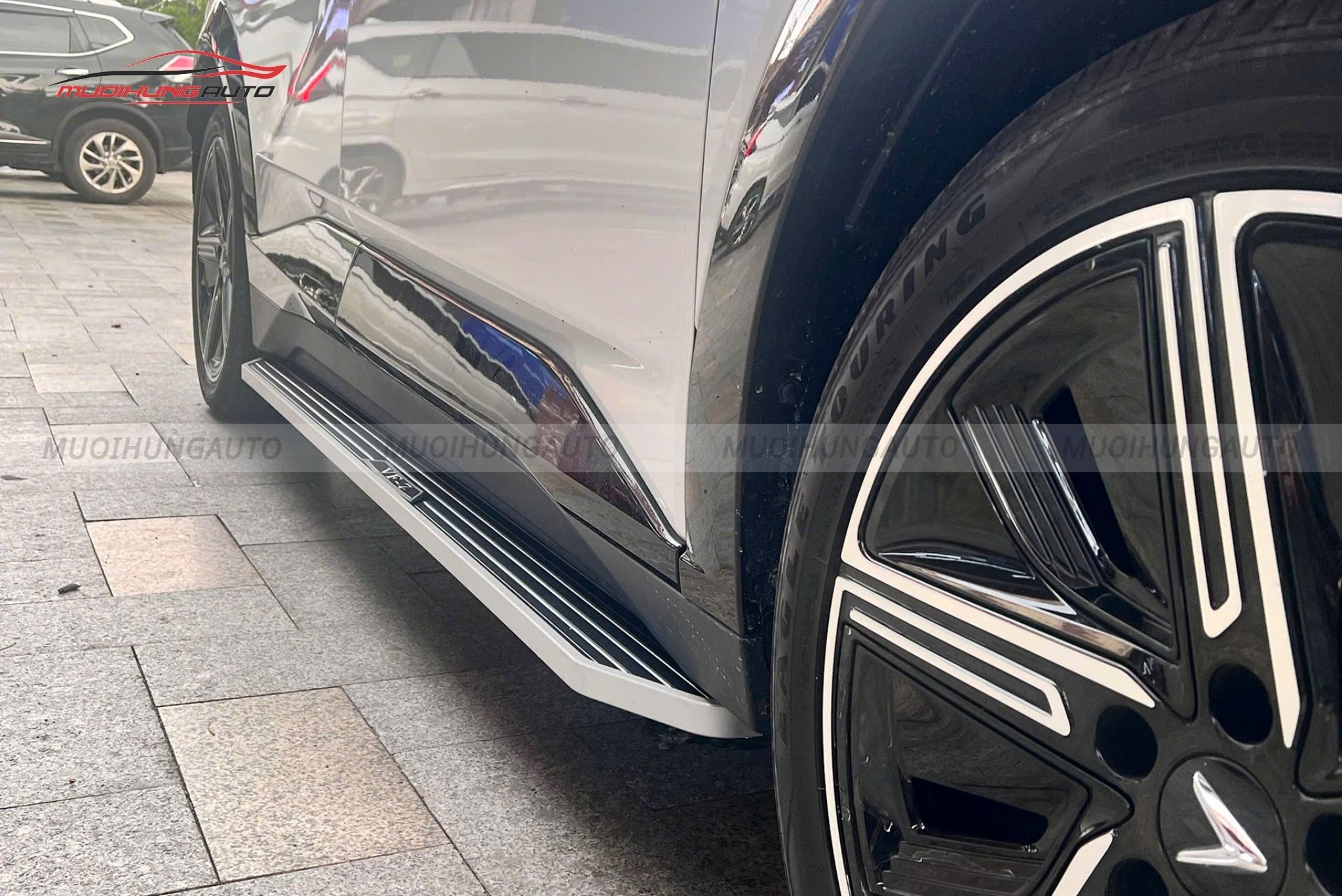 Bệ lên xuống ô tô Vinfast VF7