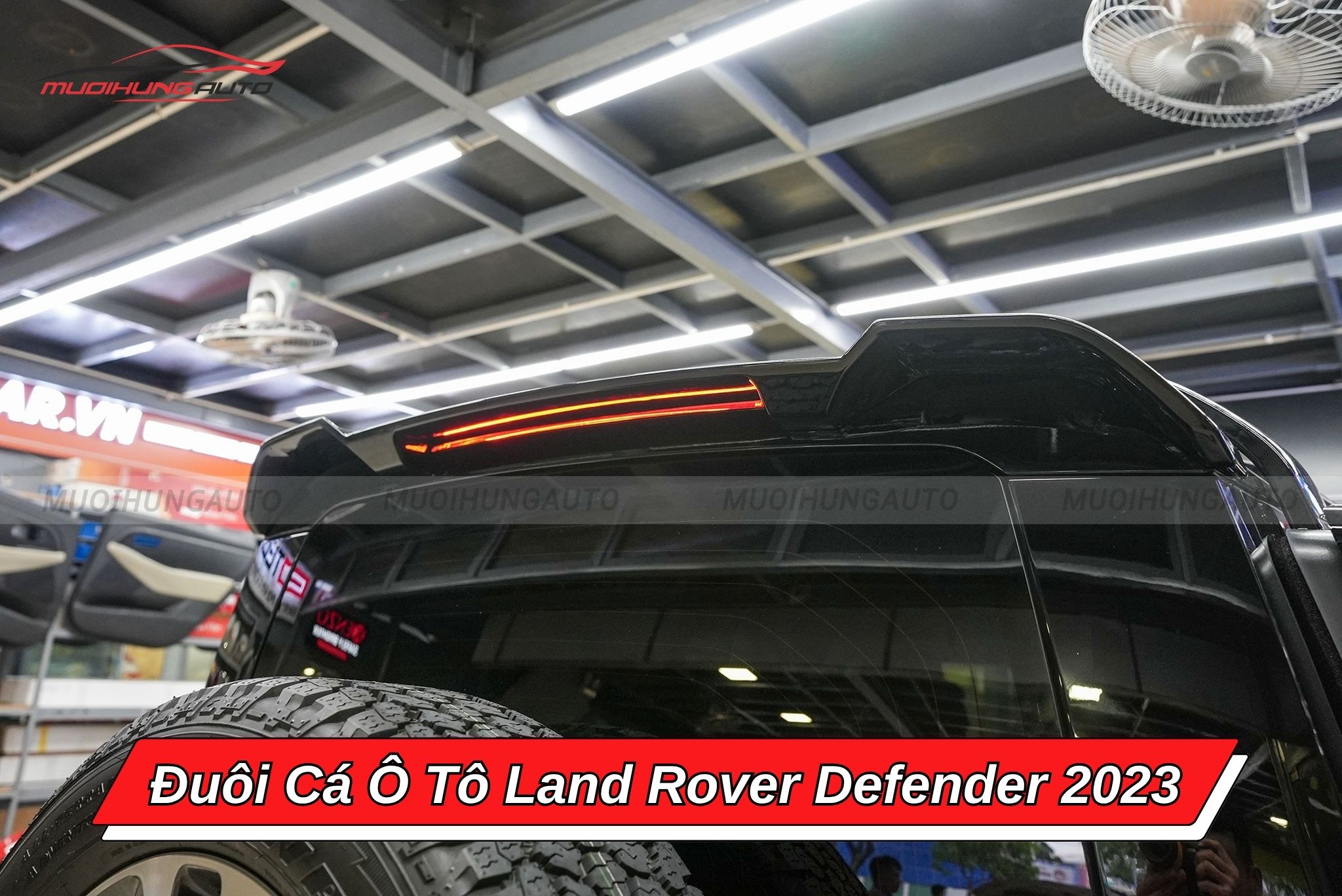 Cánh đuôi ô tô Land Rover Defender 2023
