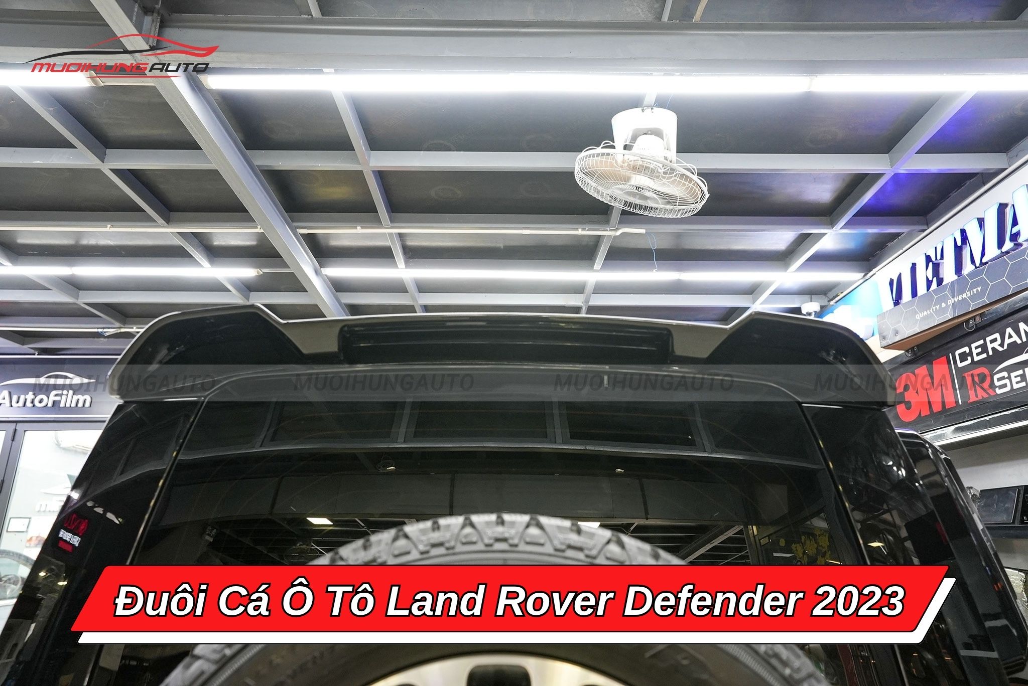 Đuôi cá xe hơi Land Rover Defender 2023