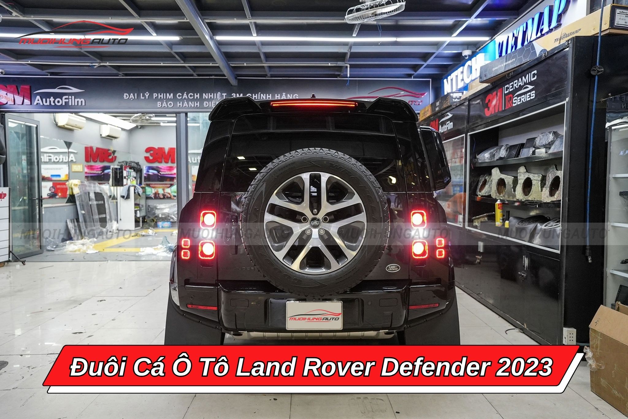 Đuôi cá xe ô tô Land Rover Defender 2023