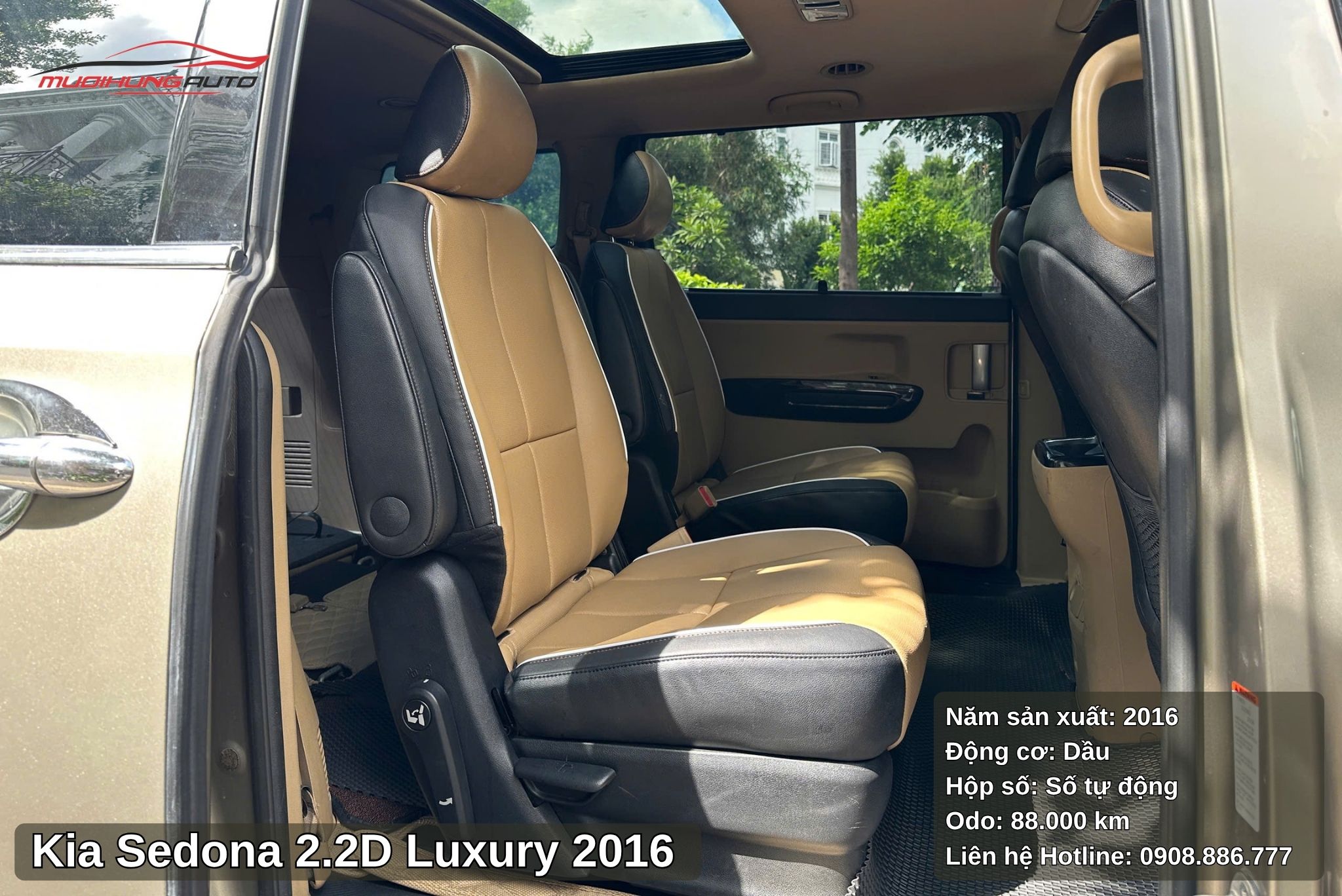 Hàng ghế sau rộng rãi trên xe Kia Sedona 2.2D Luxury 2016