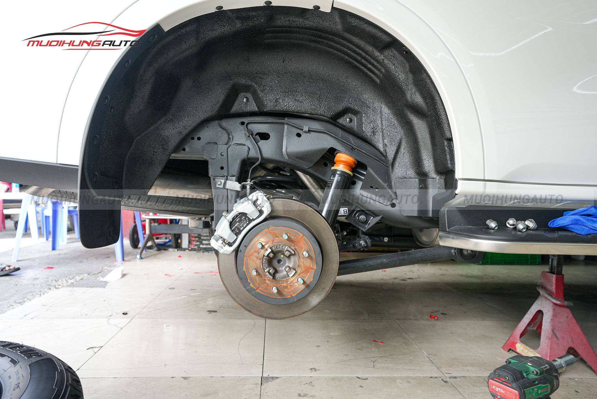 Hóa nhựa lòng vè ô tô Ford Everest 2023