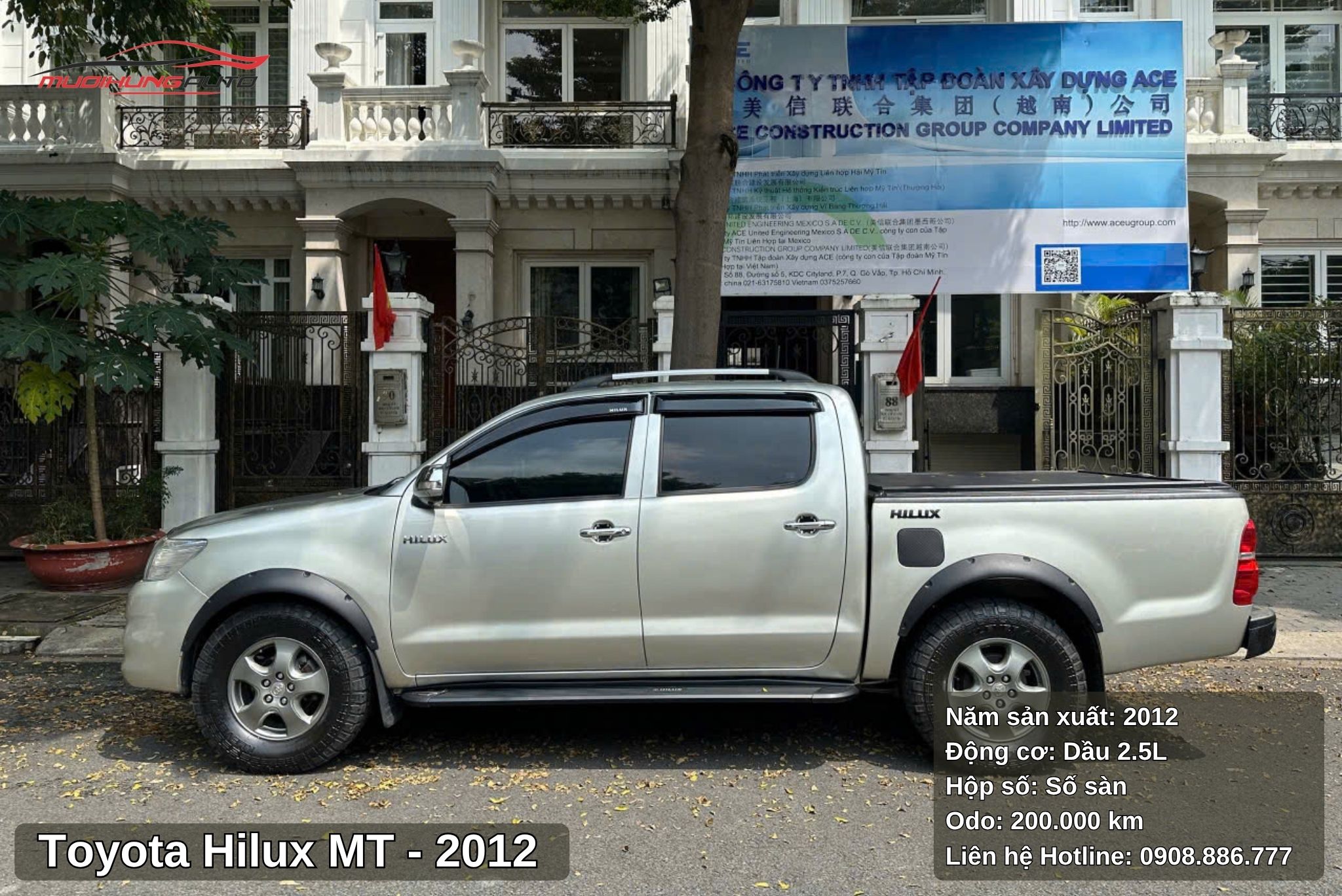 Hông xe Toyota Hilux MT 2012