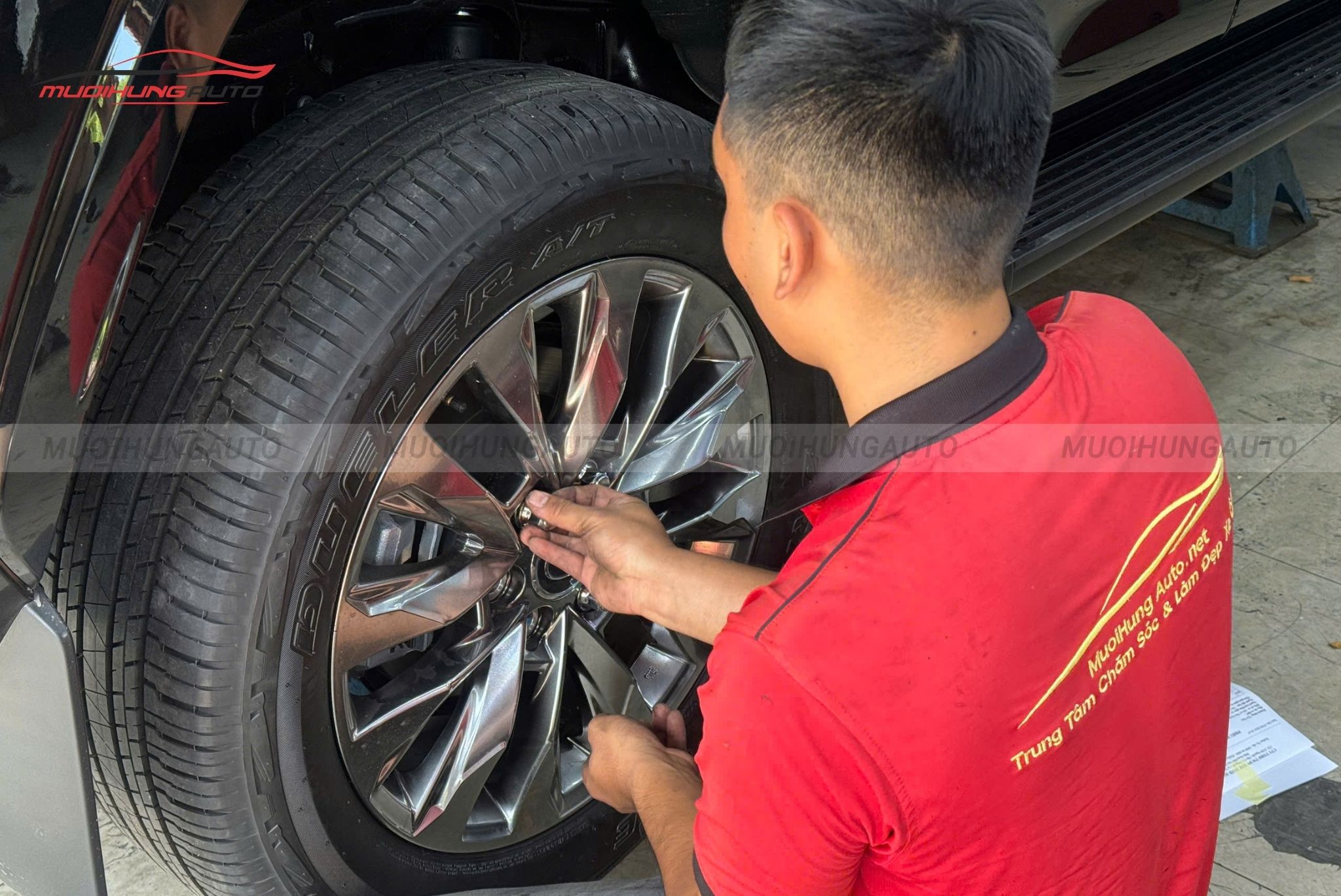Kỹ thuật viên đang tháo bánh