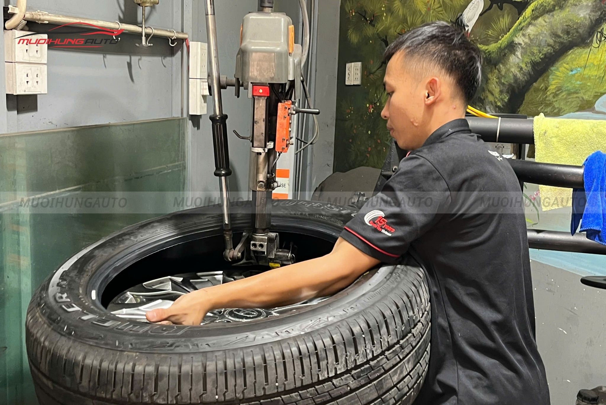Kỹ thuật viên đang tháo lốp