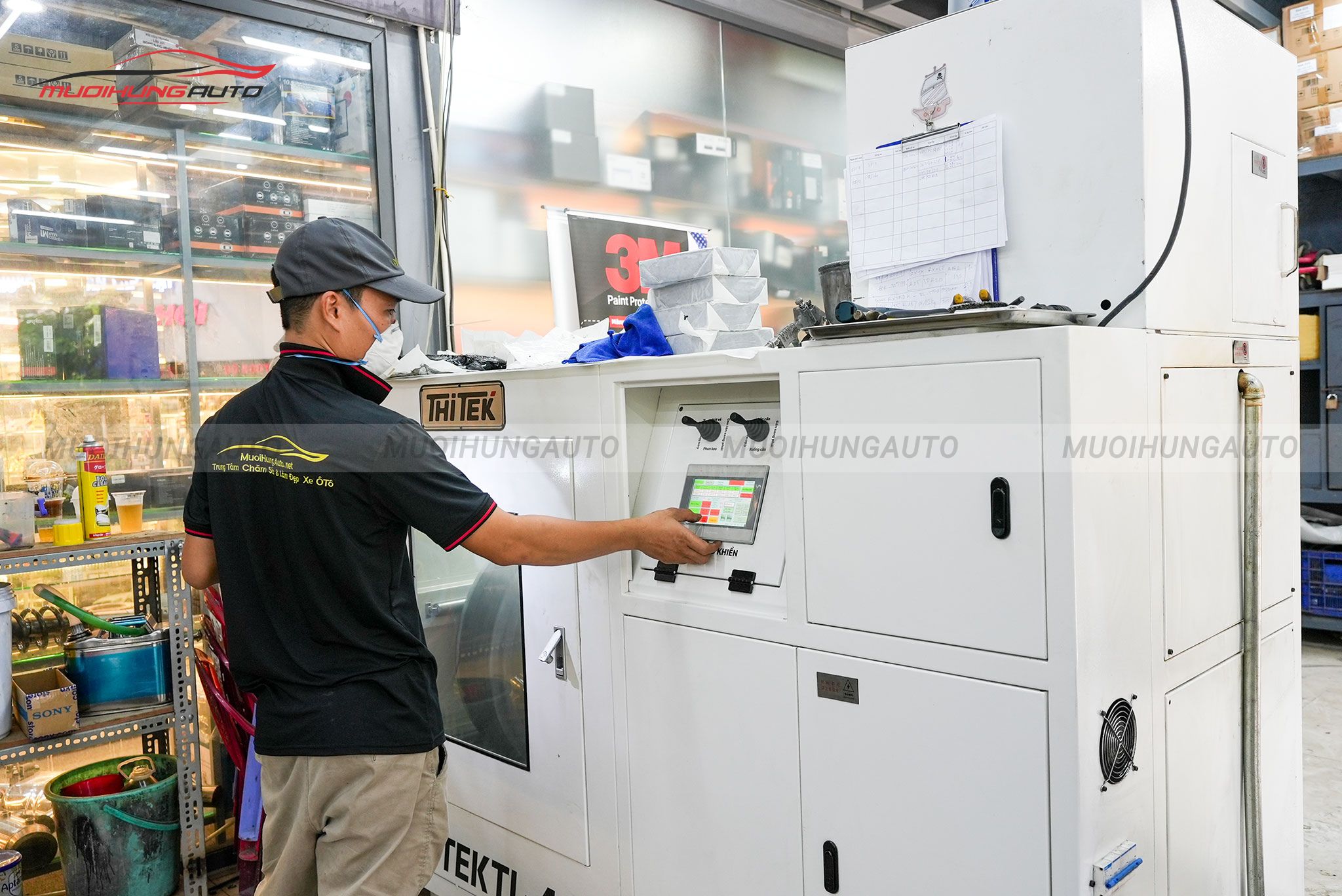 Kỹ thuật viên điều chỉnh thông số máy