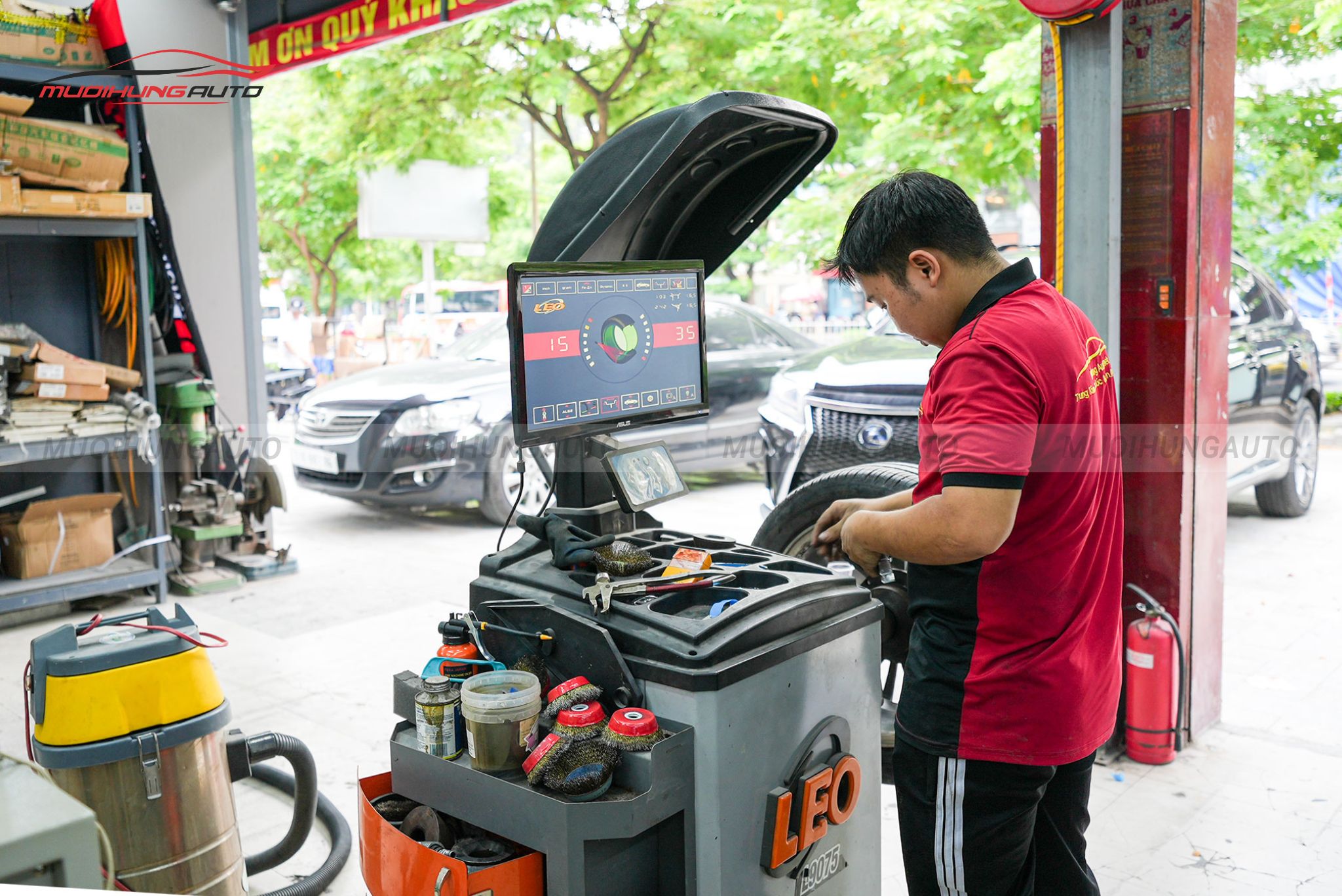 Kỹ thuật viên cân mâm bấm chì