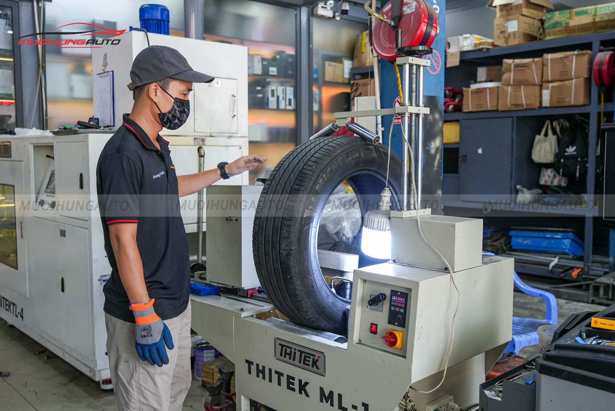 Kỹ thuật viên xử lý lốp trước khi tráng
