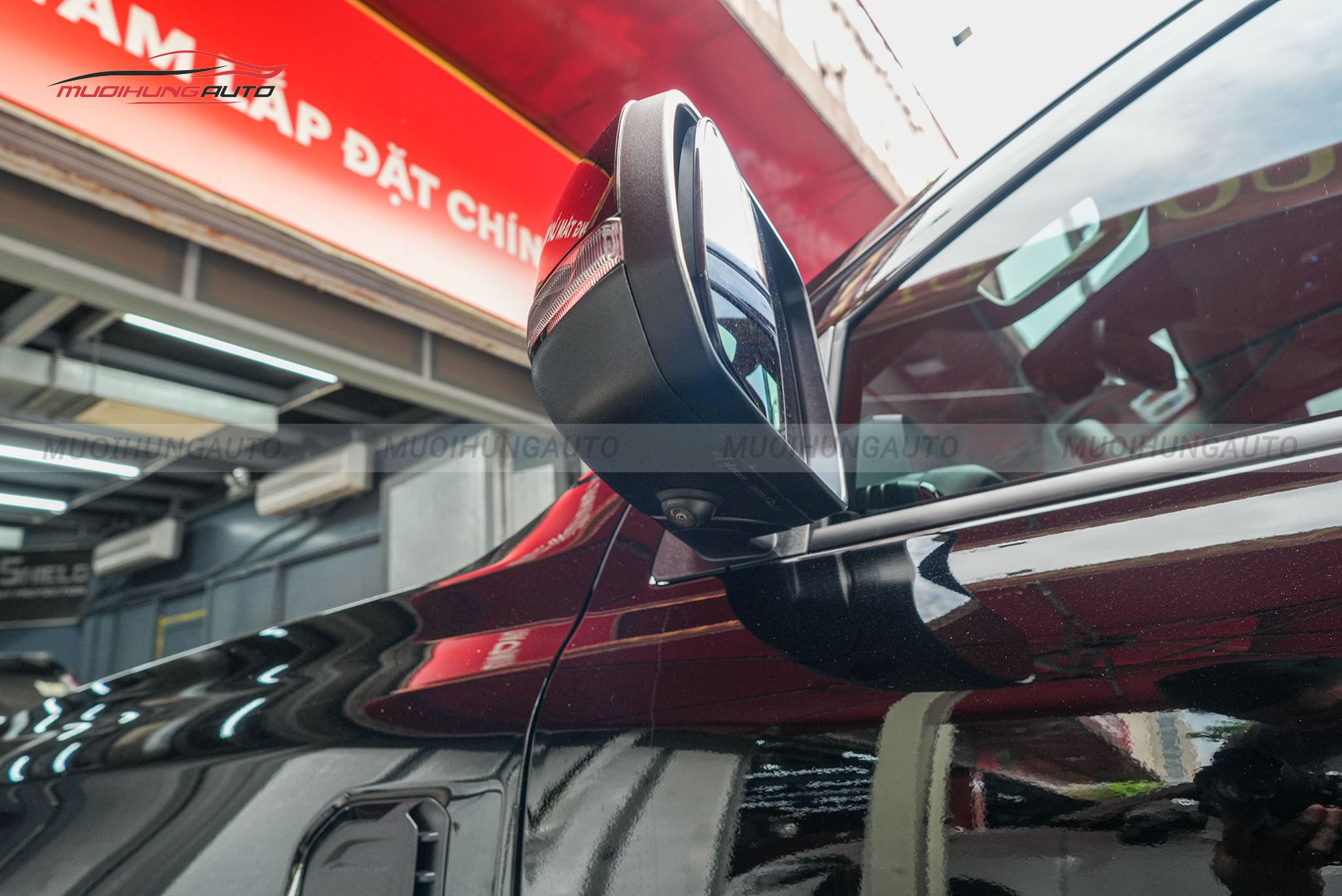 Mắt camera gương bên trái camera 360 độ ô tô Ford Everest 2024