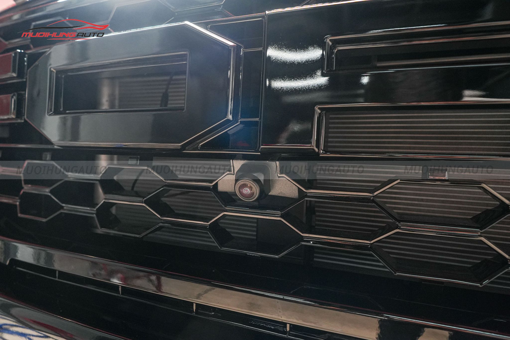 Mắt camera trước camera 360 độ ô tô Ford Everest 2024