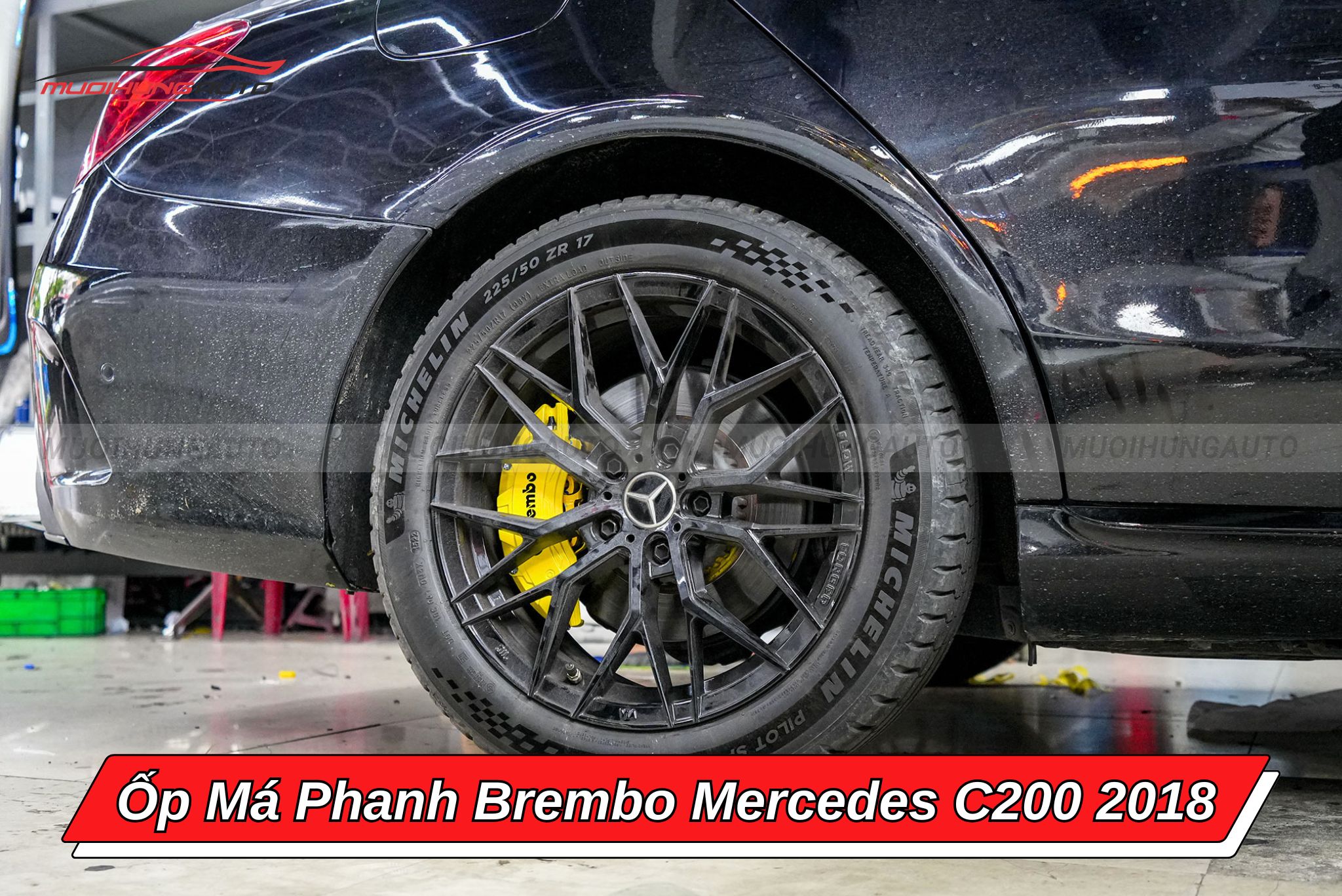 Ốp phanh Brembo xe Mercedes C200 2018