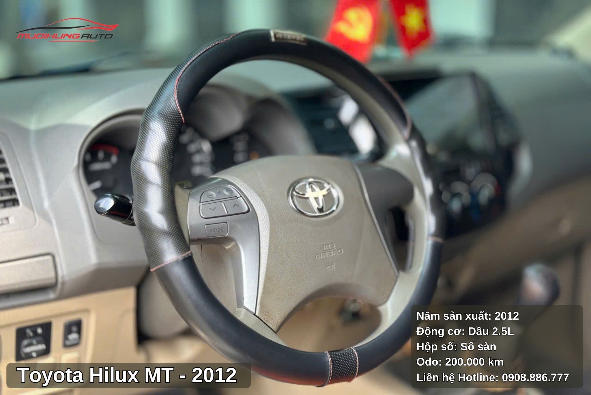 Toyota Hilux MT 2012 được trang bị vô lăng bọc da