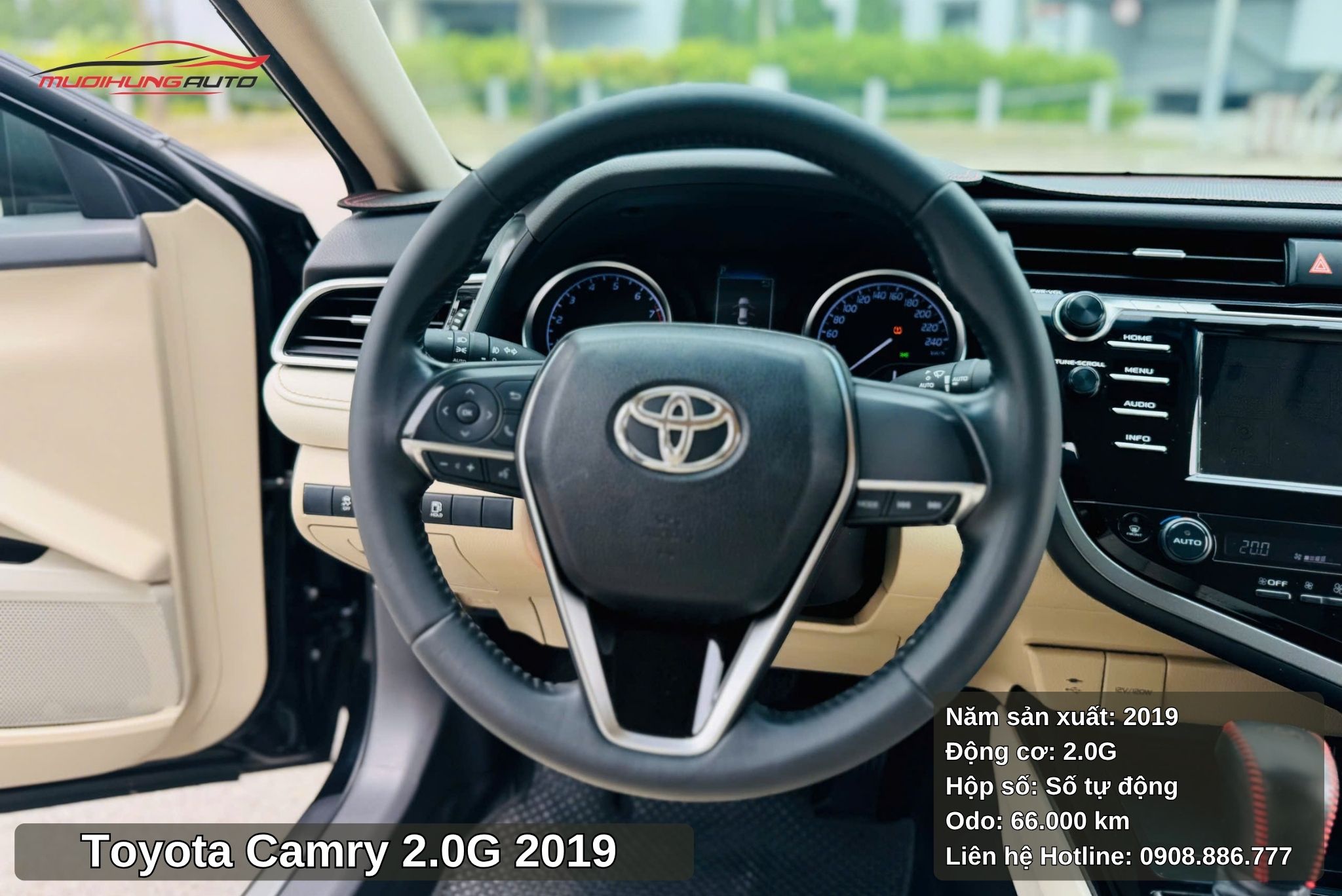 Vô lăng bọc da trên xe Toyota Camry 2.0G 2019