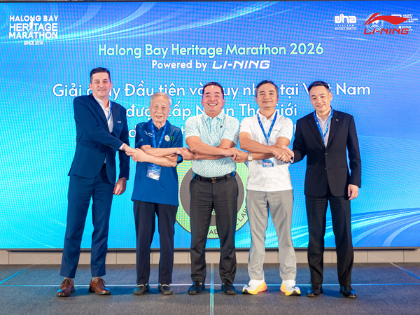 Li-Ning cùng đại diện Thành phố và Ban tổ chức chụp ảnh