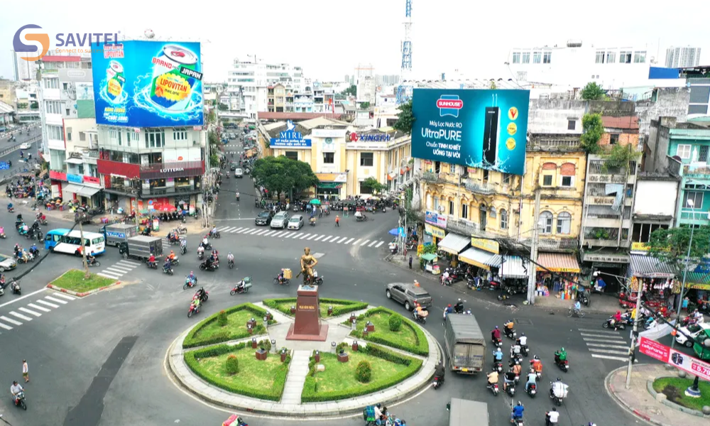 Màn hình quảng cáo bố trí quanh chu vi bùng binh